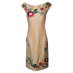 Moschino Cocktailkleid aus gewebtem Raffia mit floraler Stickerei, 1950er Jahre