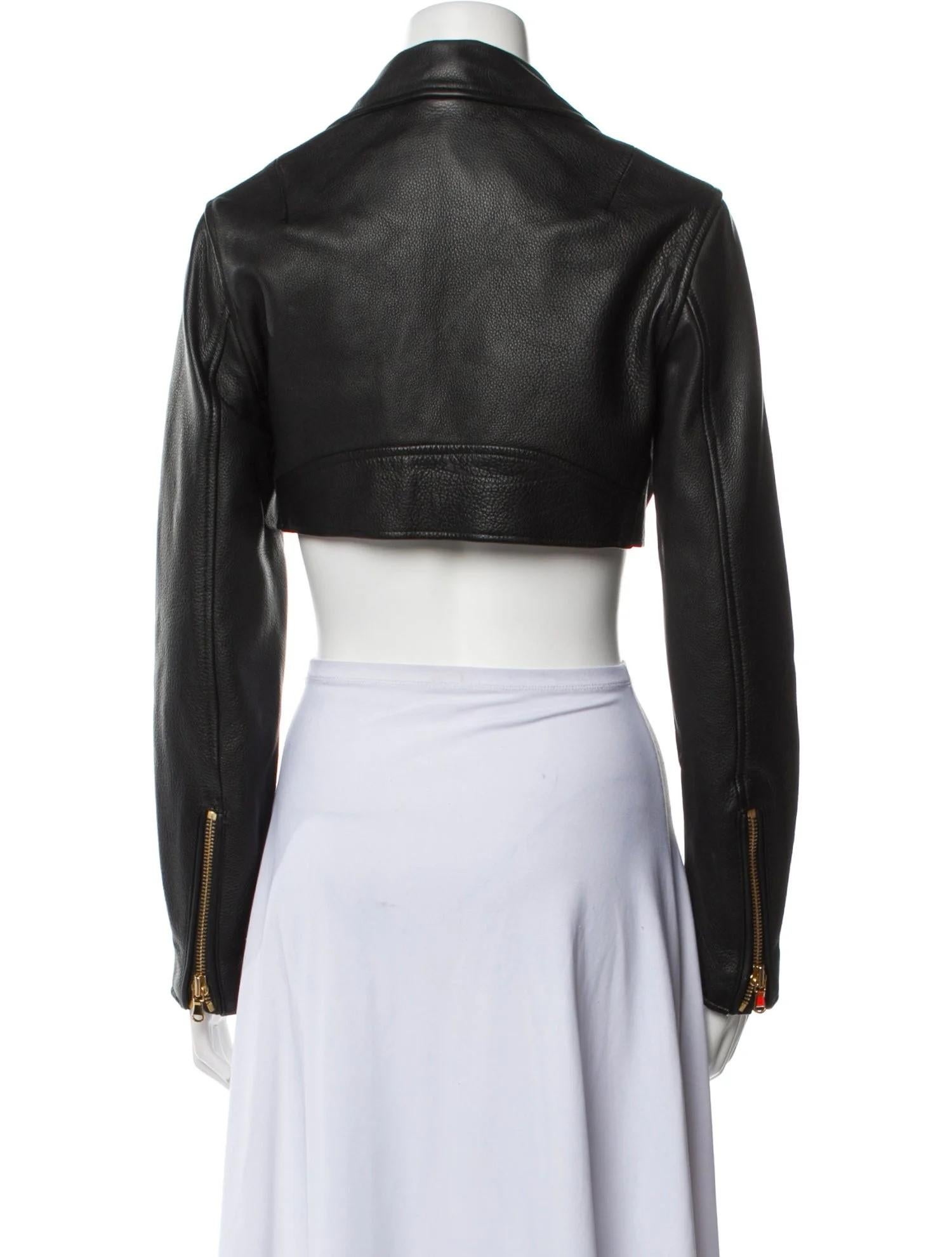 Atrévete con esta Chaqueta de piel recortada Moschino x H&M TV, una pieza destacada de esta codiciada colaboración. Confeccionada en piel negra de primera calidad, esta atrevida cazadora incluye herrajes dorados, la llamativa marca Moschino y una