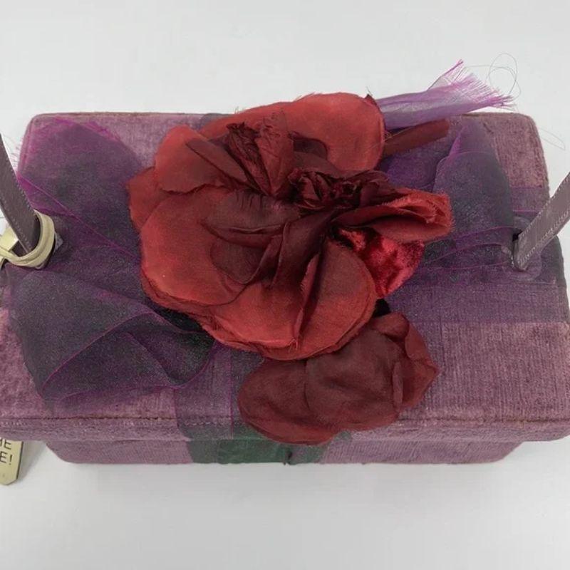 Moschino Y2K Jahr 2000 lavendelfarbenen Samt-Box Tasche Blume

Mit dieser Boxbag aus dem Jahr 2000 sind Sie retro-cool! Perfekt für eine Hochzeit oder eine Gartenparty.
Dokumentierte Tasche.

Quer über die Vorderseite - 8 1/4 Zoll.
Von oben nach