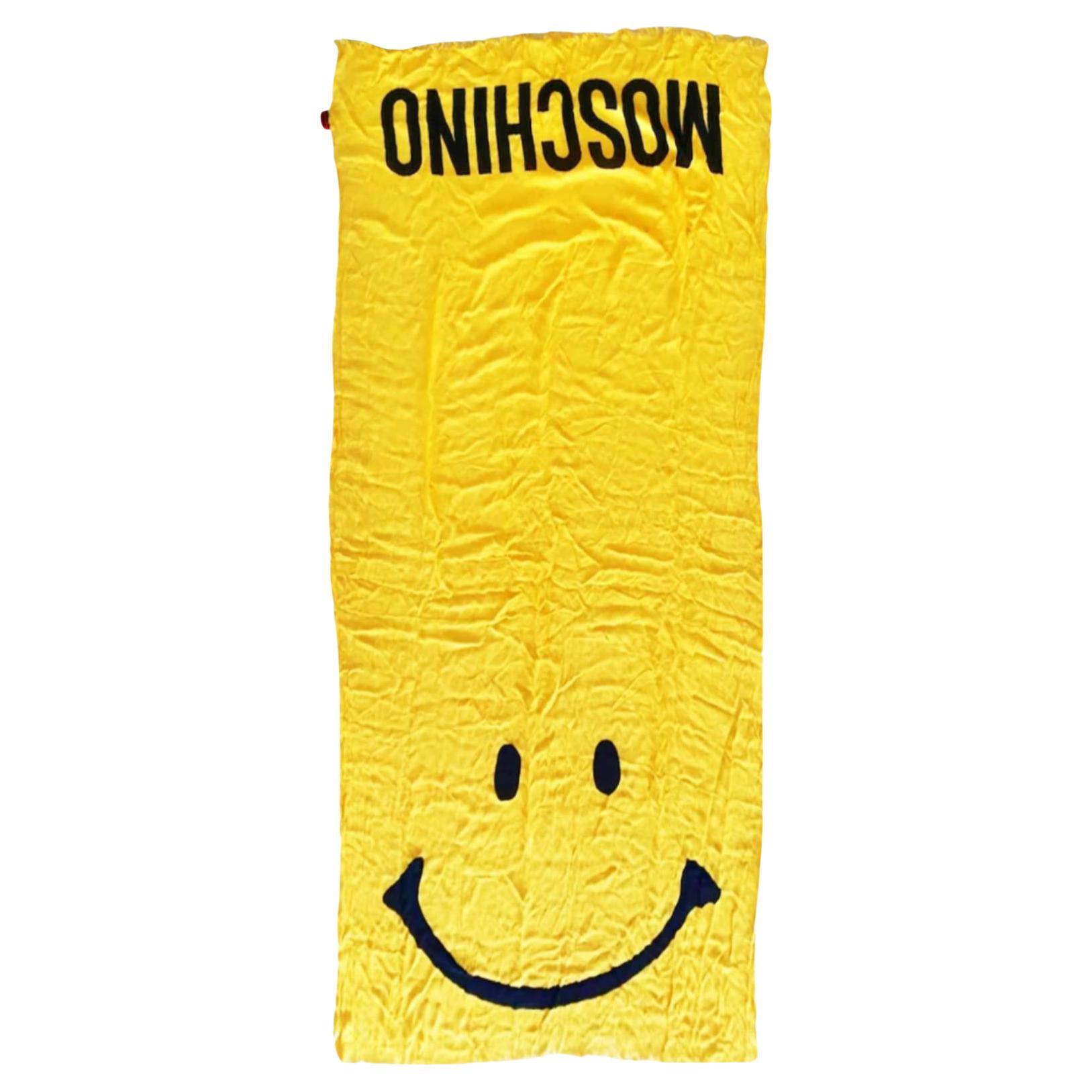Gelber Schal von Moschino mit säurefarbenem Gesicht im Angebot