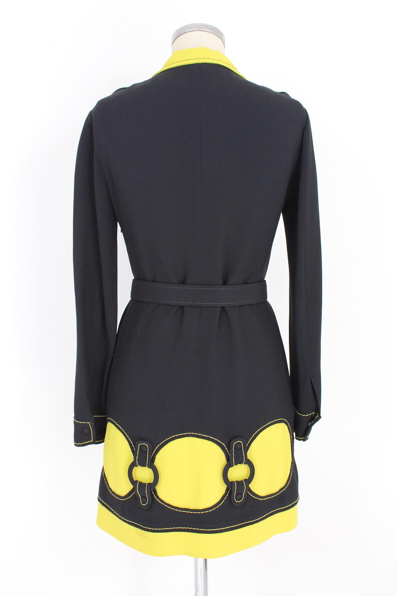 Moschino vintage 90s yellow and black dress. Short sheath dress with collar, black with yellow profiles, belt at the waist. Button closure and side zip. 52% rayon, 48% acetate fabric, internally lined. Made in Italy.

Size: 42 It 8 Us 10