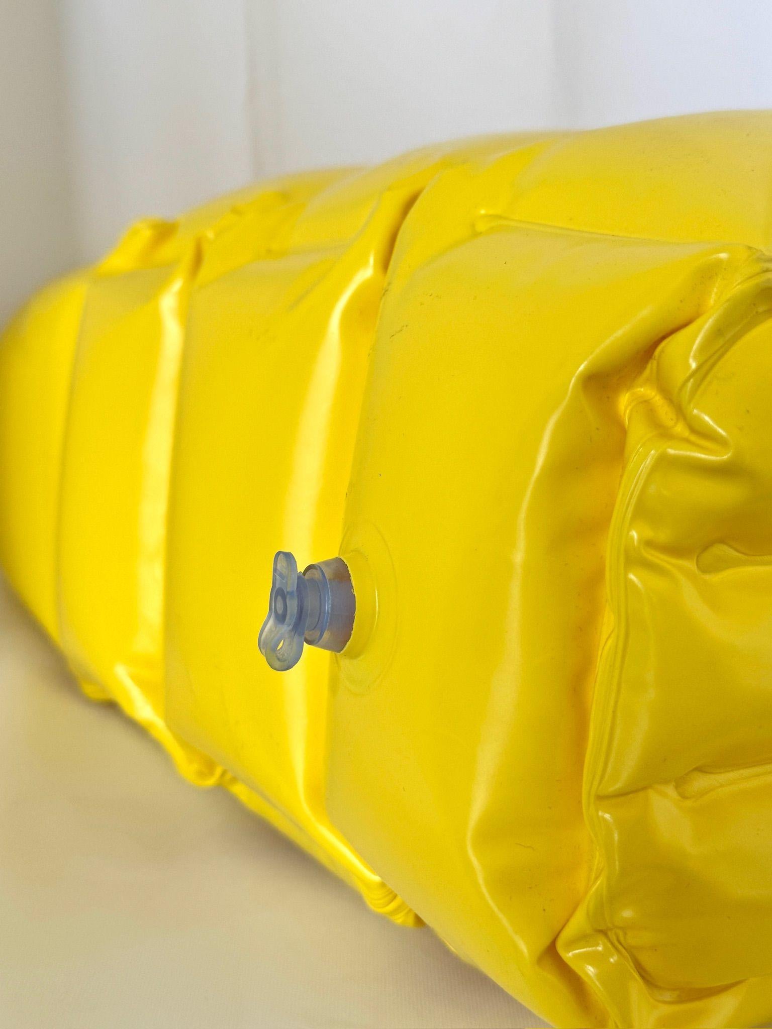 Moschino Amarillo Piscina Hinchable Flotador Bolsa Tote PVC Logotipo Cadena Encanto Diseñador en venta 6