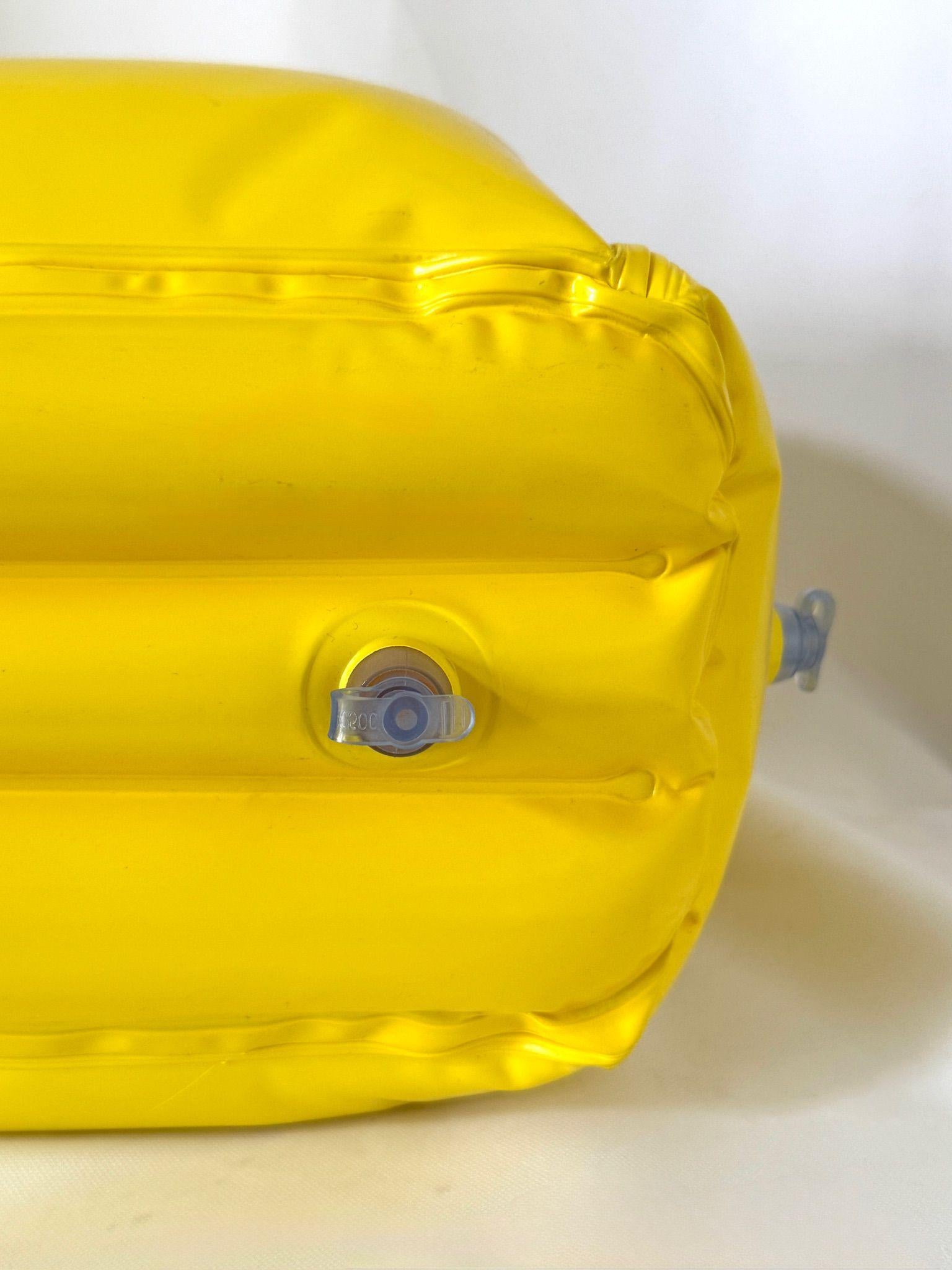 Moschino Amarillo Piscina Hinchable Flotador Bolsa Tote PVC Logotipo Cadena Encanto Diseñador en venta 7