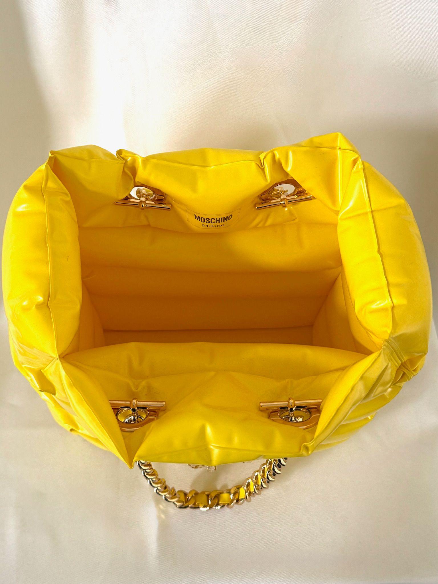 Moschino Amarillo Piscina Hinchable Flotador Bolsa Tote PVC Logotipo Cadena Encanto Diseñador en venta 8