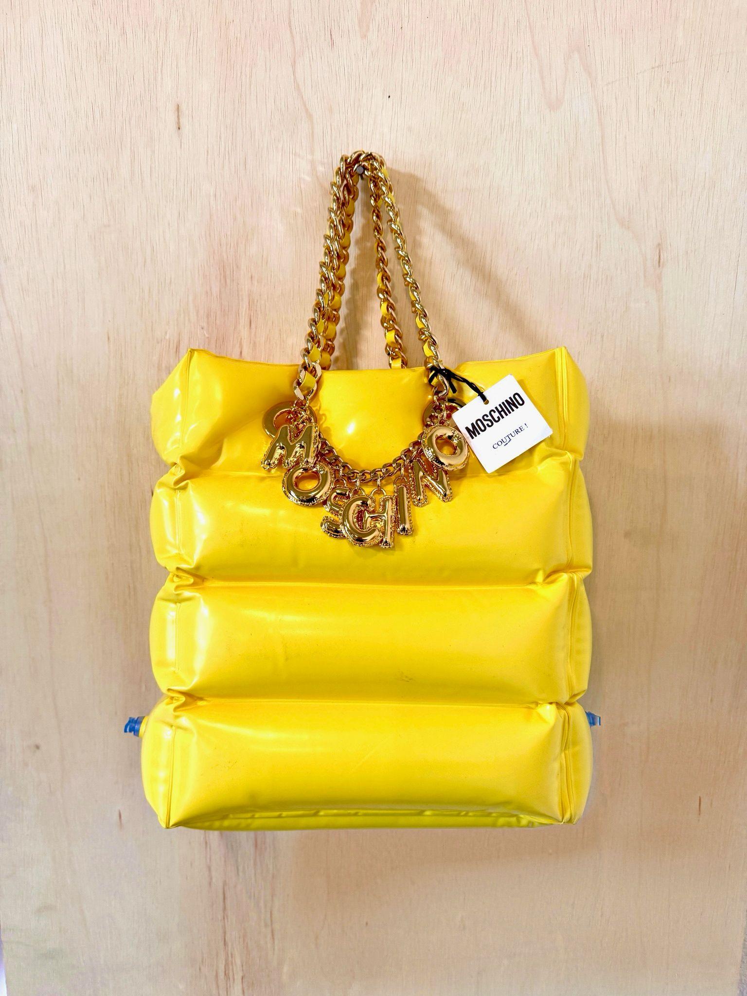 De las mujeres Moschino Amarillo Piscina Hinchable Flotador Bolsa Tote PVC Logotipo Cadena Encanto Diseñador en venta