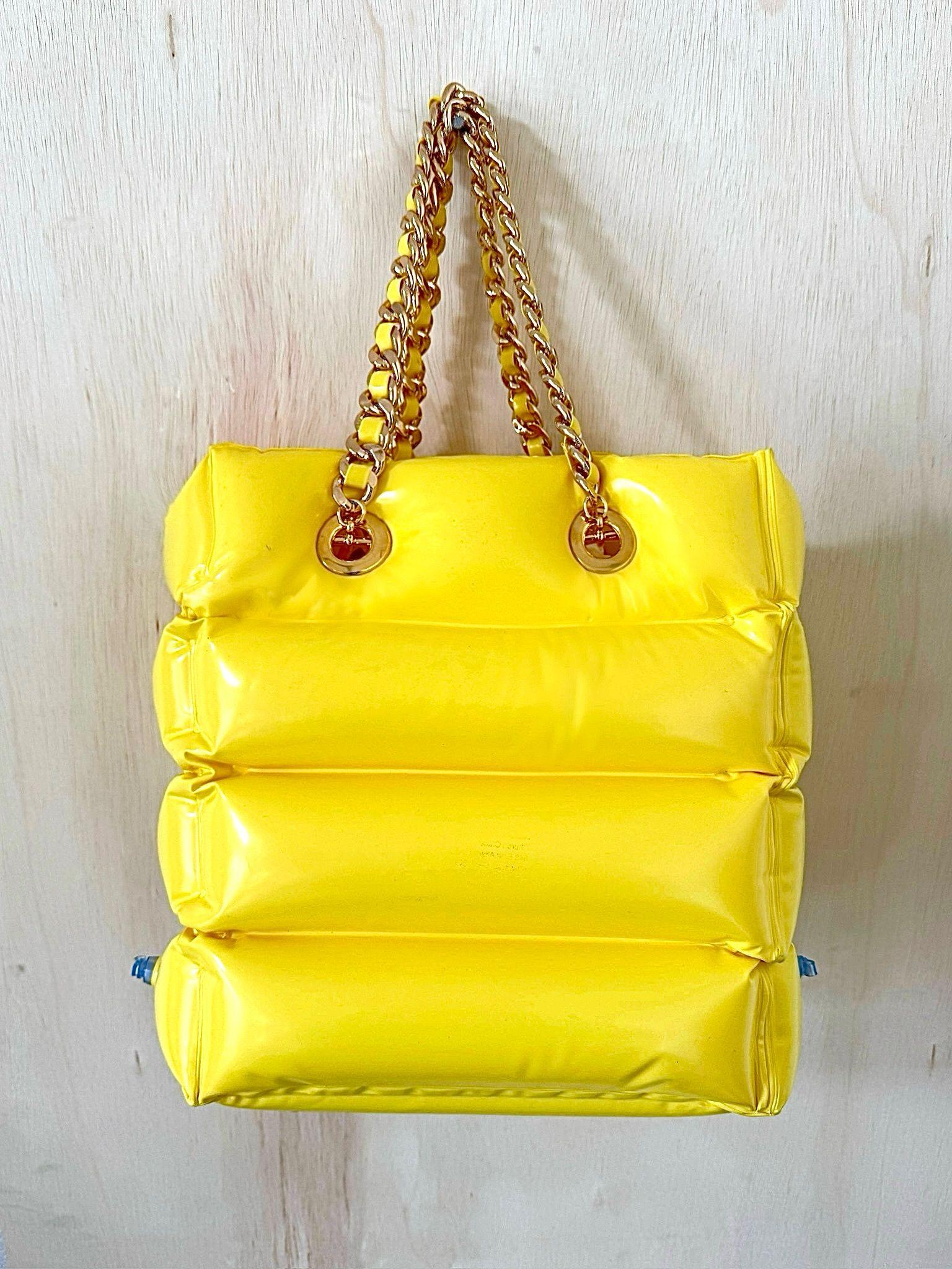 Moschino Amarillo Piscina Hinchable Flotador Bolsa Tote PVC Logotipo Cadena Encanto Diseñador en venta 1