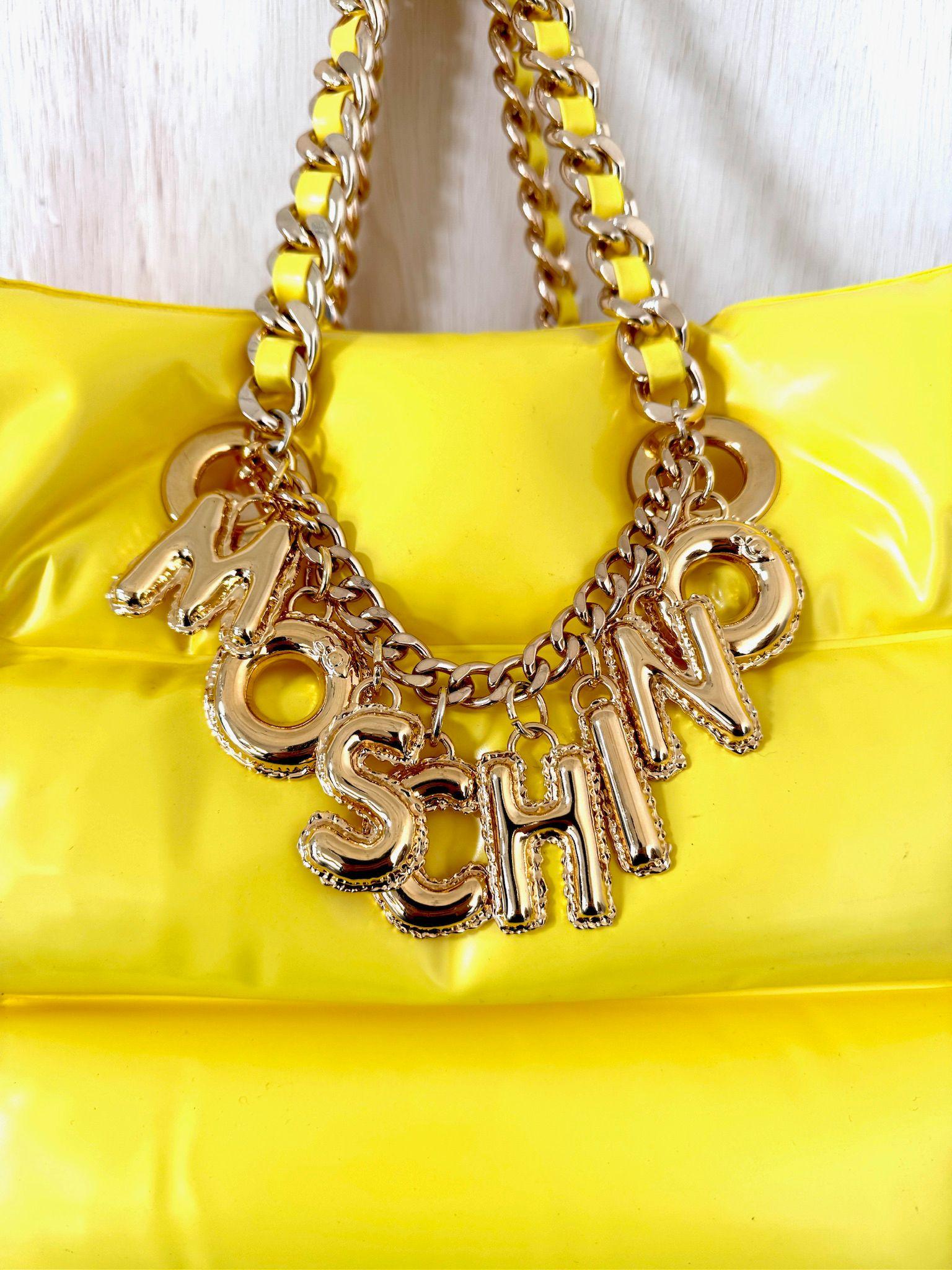 Moschino Amarillo Piscina Hinchable Flotador Bolsa Tote PVC Logotipo Cadena Encanto Diseñador en venta 2