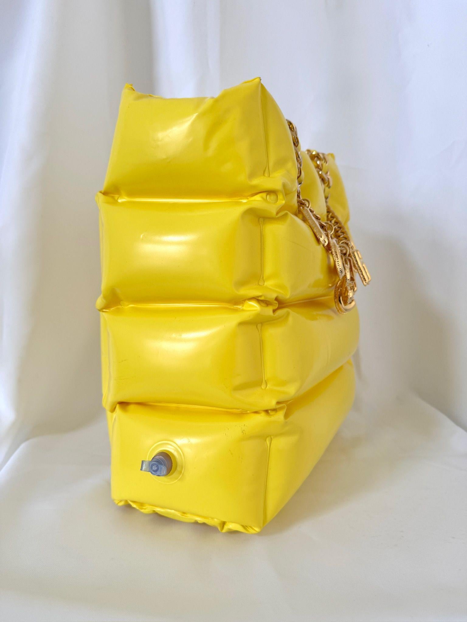 Moschino Amarillo Piscina Hinchable Flotador Bolsa Tote PVC Logotipo Cadena Encanto Diseñador en venta 3