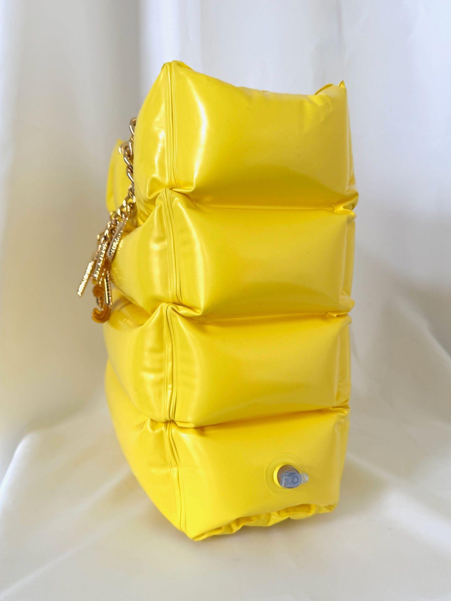Moschino Amarillo Piscina Hinchable Flotador Bolsa Tote PVC Logotipo Cadena Encanto Diseñador en venta 4