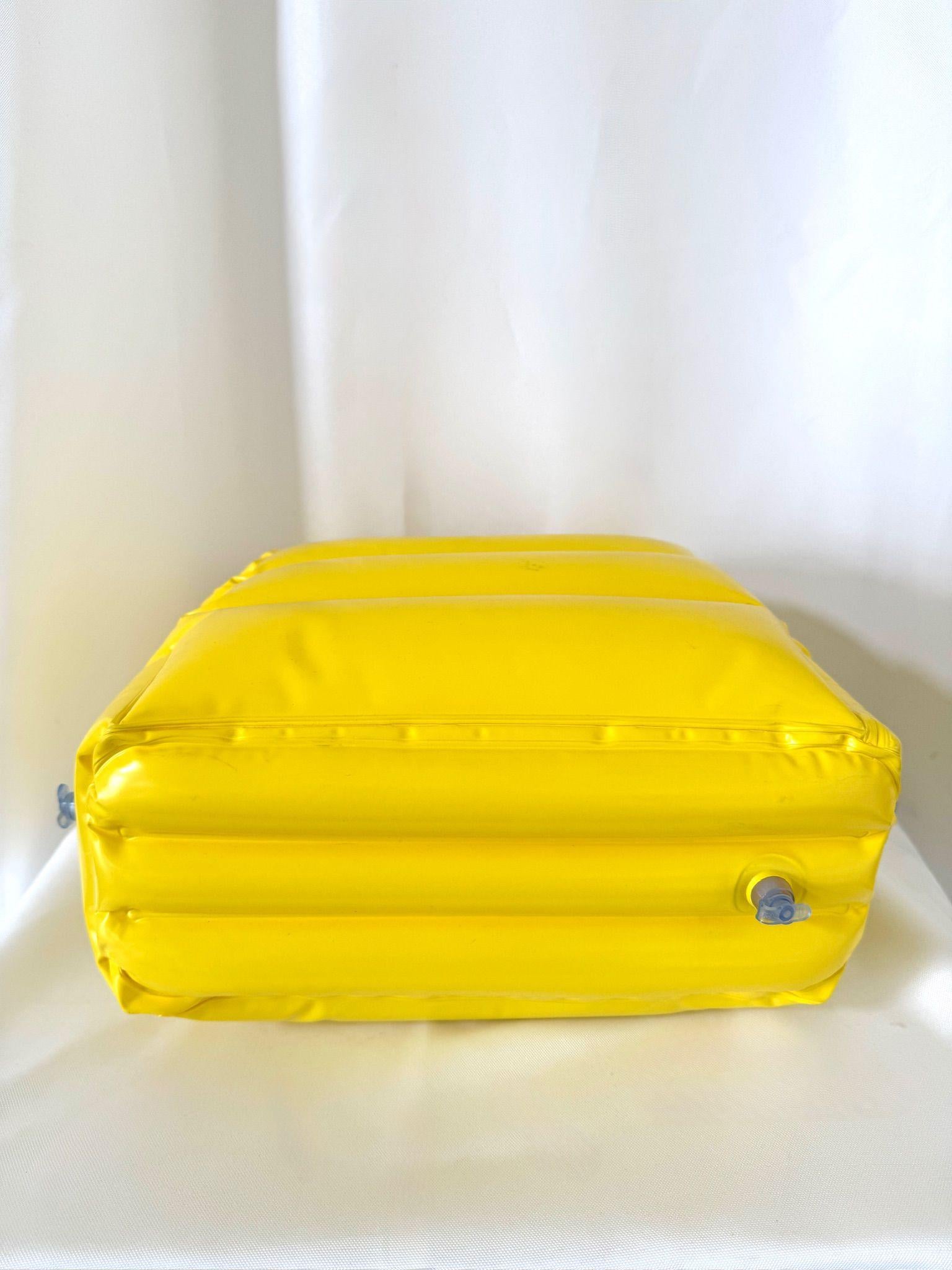 Moschino Amarillo Piscina Hinchable Flotador Bolsa Tote PVC Logotipo Cadena Encanto Diseñador en venta 5