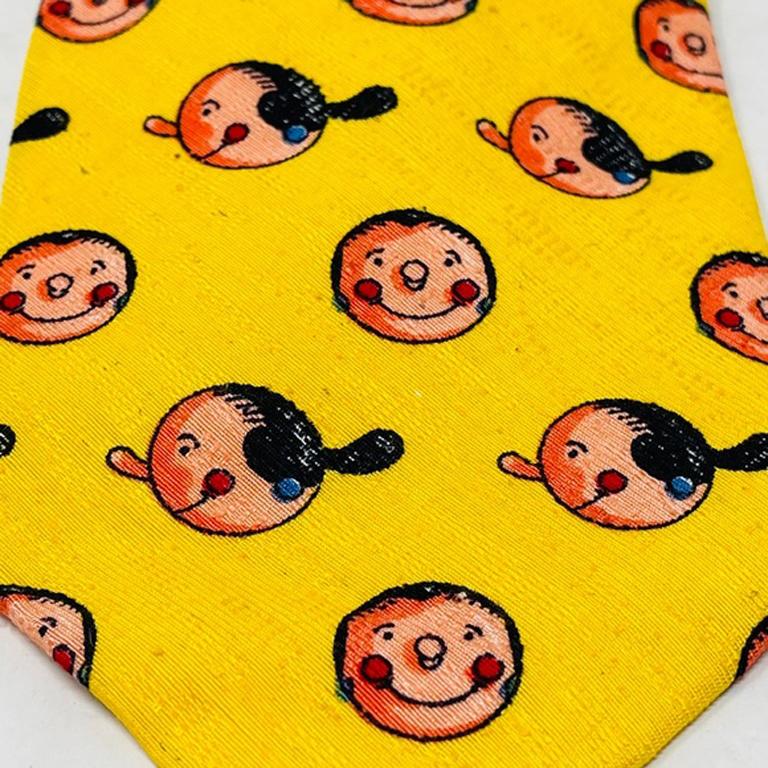 Moschino Seidenkrawatte, gelb, oliv, oval

Diese Vintage-Krawatte von Moschino ist mit ihrem Olive-Oyl-Design retro-cool! Perfekt für besondere Anlässe, bei denen Sie Ihren Sinn für Humor zeigen wollen.
Ab 1990/1991

Länge - 57 Zoll
Breite - 4