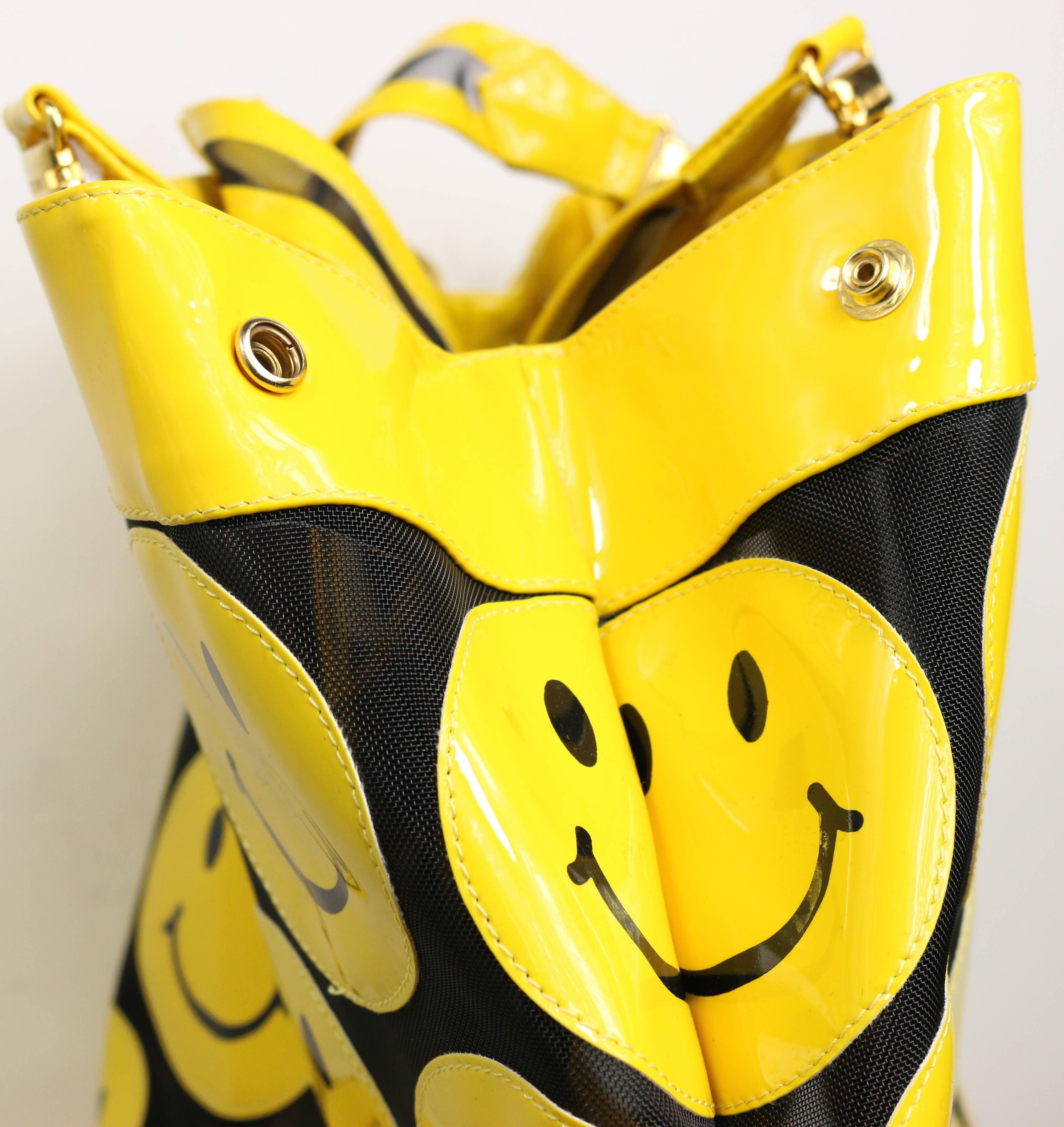 Moschino Yellow Smiley Face Patent Mesh Tote Bag In Excellent Condition For Sale In Sheung Wan, HK