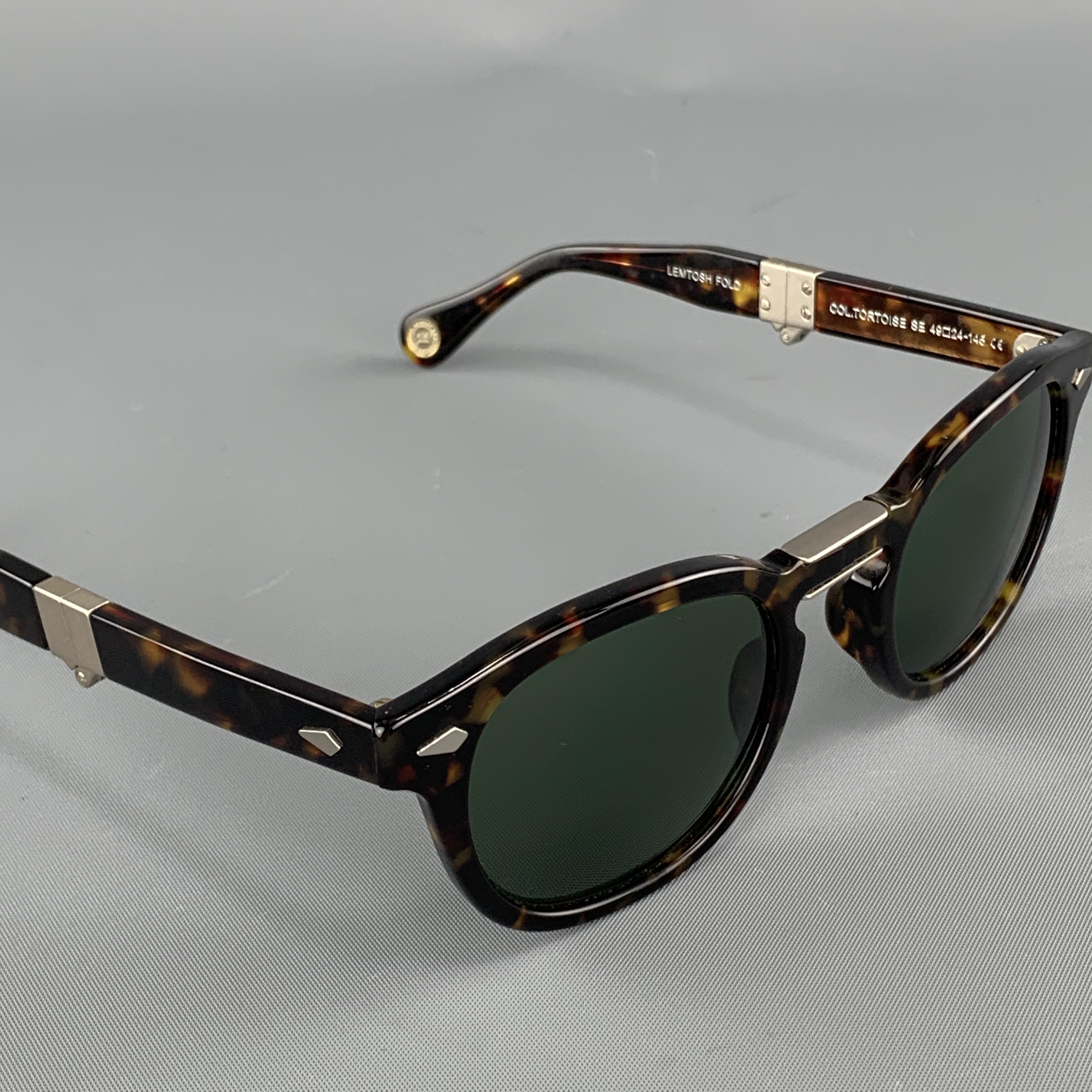 MOSCOT LEMTOSH FOLD sunglasses come in brown tortoiseshell print acetate with green lenses and metal hinges that fold up. With case. 

Excellent Pre-Owned Condition

Measurements:

Length: 14.5 cm.
Height: 4.75 cm.