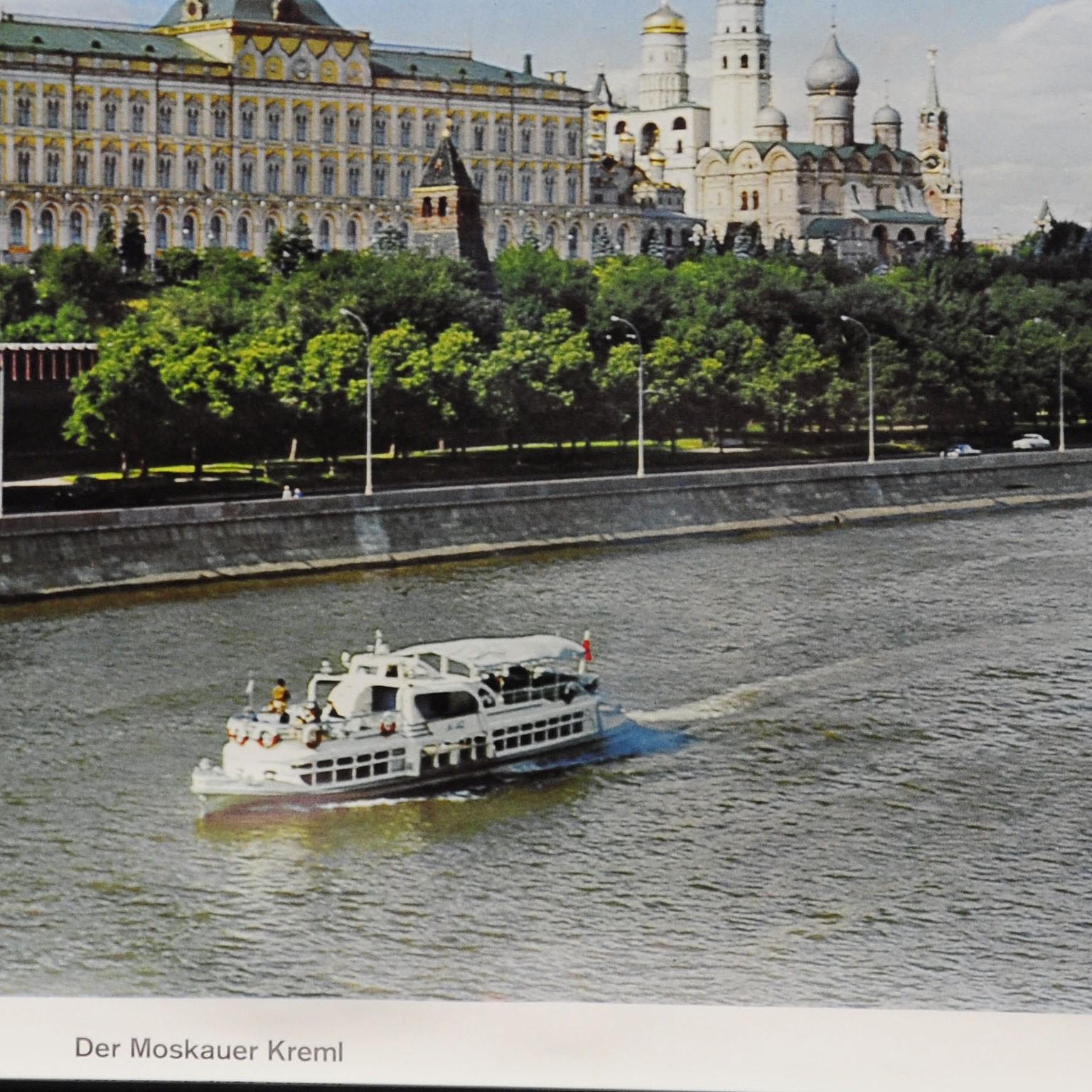 Moscow Kremlin Russia River Cityscape Vintage Rollable Wallchart Photo Poster  In Good Condition For Sale In Berghuelen, DE