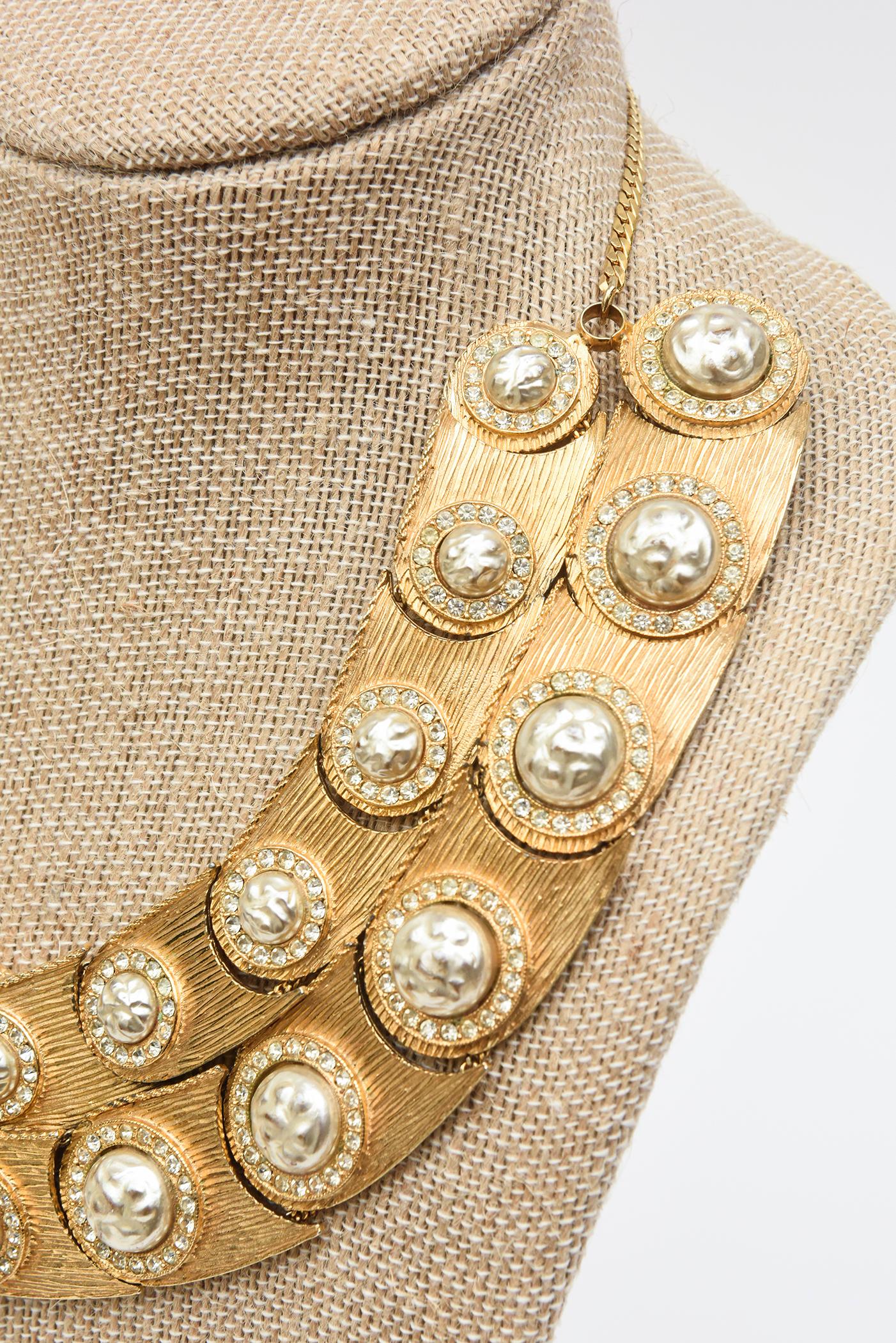 Mosell Vintage Bib-Halskette aus vergoldetem Metall mit Barockperlen und Strass im Angebot 4