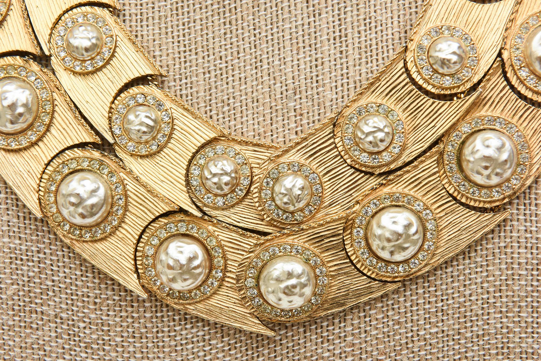 Diese signierte Vintage Frederick Mosell 2 tier bib Halskette ist von der 1955-1960. In Design und Ausführung verbindet es die Epochen der ägyptischen Wiedergeburt, der Etrusker und der Renaissance. Die großen Cabachon-Kunstbarockperlen werden durch