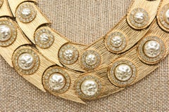 Collier à bavette en métal doré, fausses perles baroques et strass de Mosell Vintage