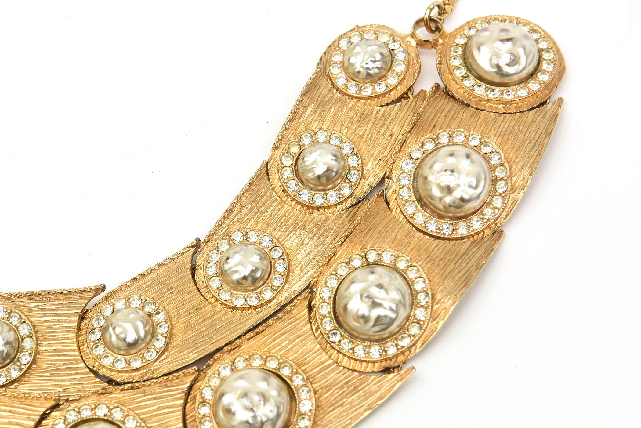 Mosell Vintage Bib-Halskette aus vergoldetem Metall mit Barockperlen und Strass (Neuägyptisch) im Angebot