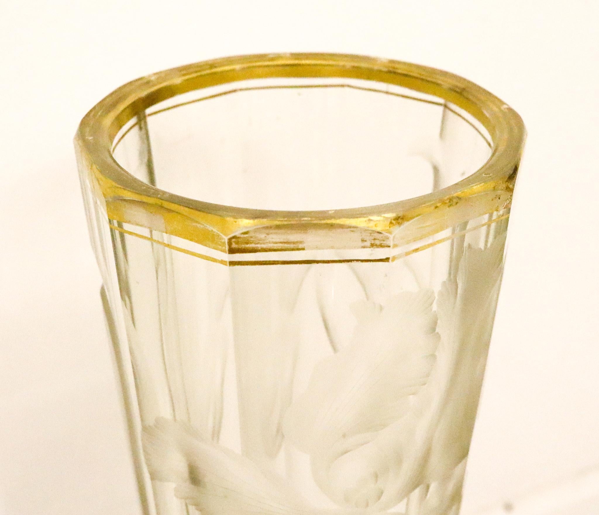 Tschechische böhmische Jugendstilvase aus geätztem Glas mit 24 Karat Vergoldung, Moser 1900 (Handgeschnitzt) im Angebot
