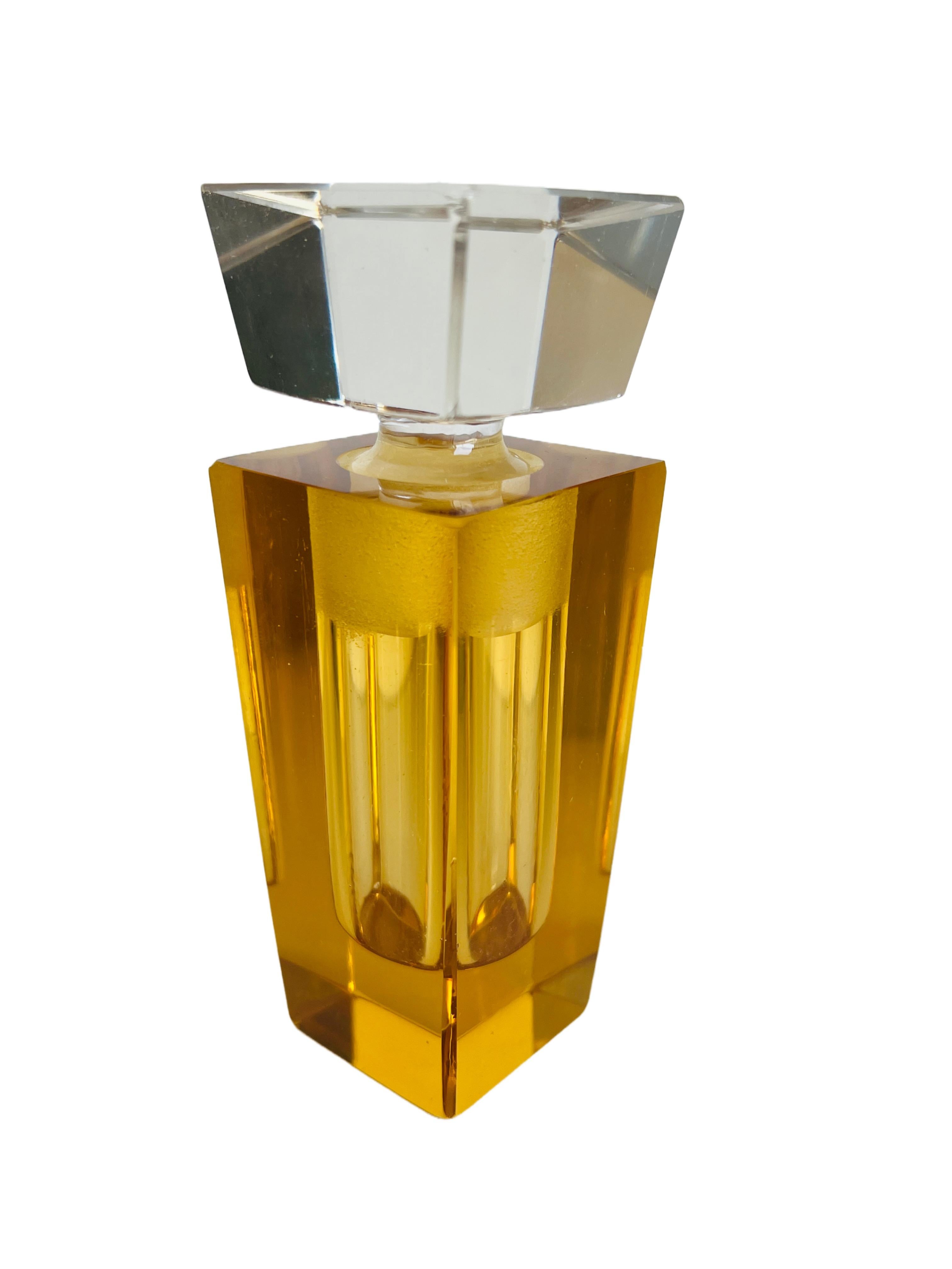 Remarquable flacon de parfum rectangulaire de Moser - Un mélange harmonieux des styles Art déco et Mid-Century Modern. Cette superbe pièce est fabriquée en verre de cristal jaune ambré, offrant un mélange unique d'élégance classique et de design