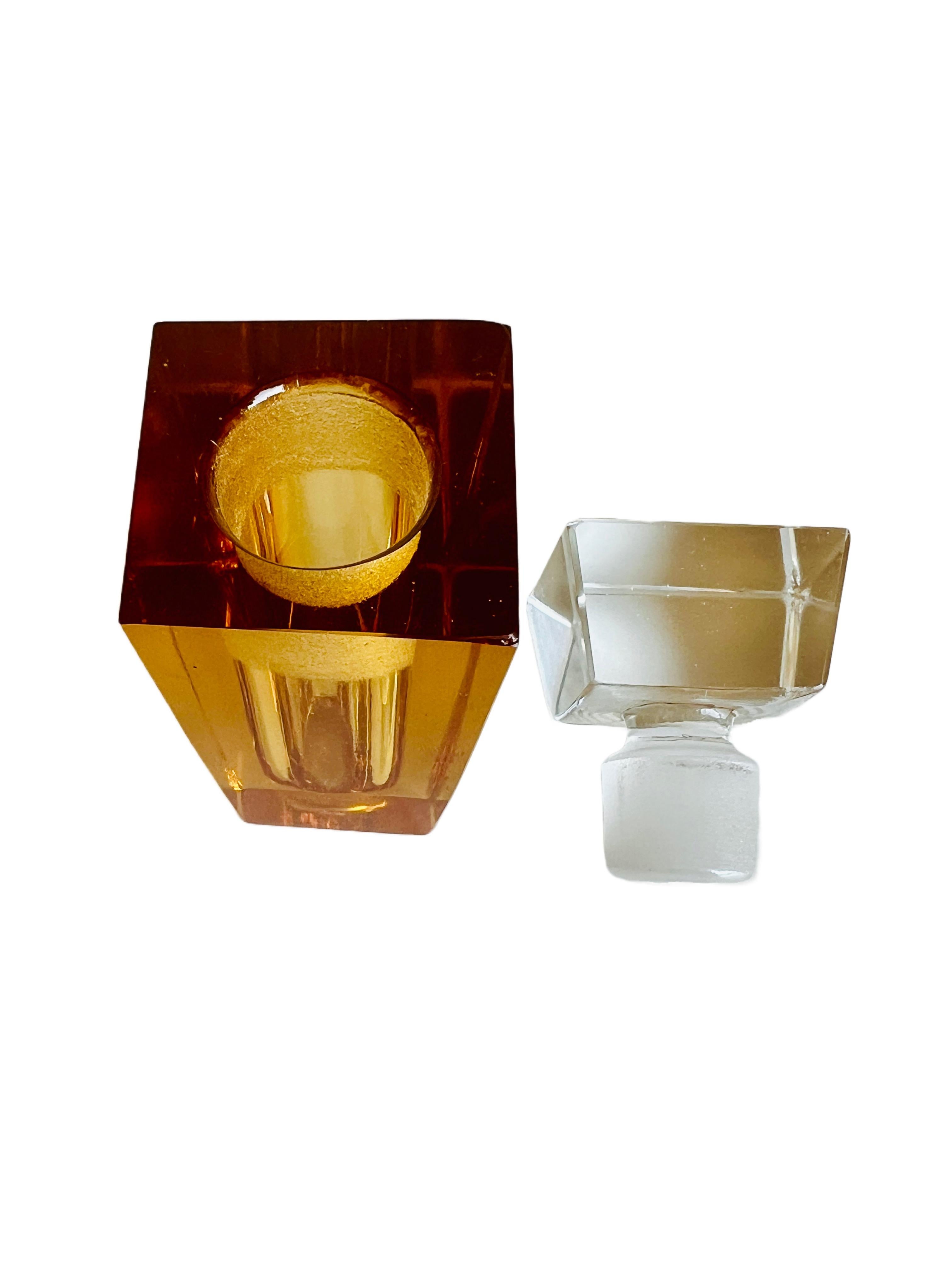 Art déco Bouteille de parfum rectangulaire en verre de cristal lourd jaune ambré Moser tchèque en vente