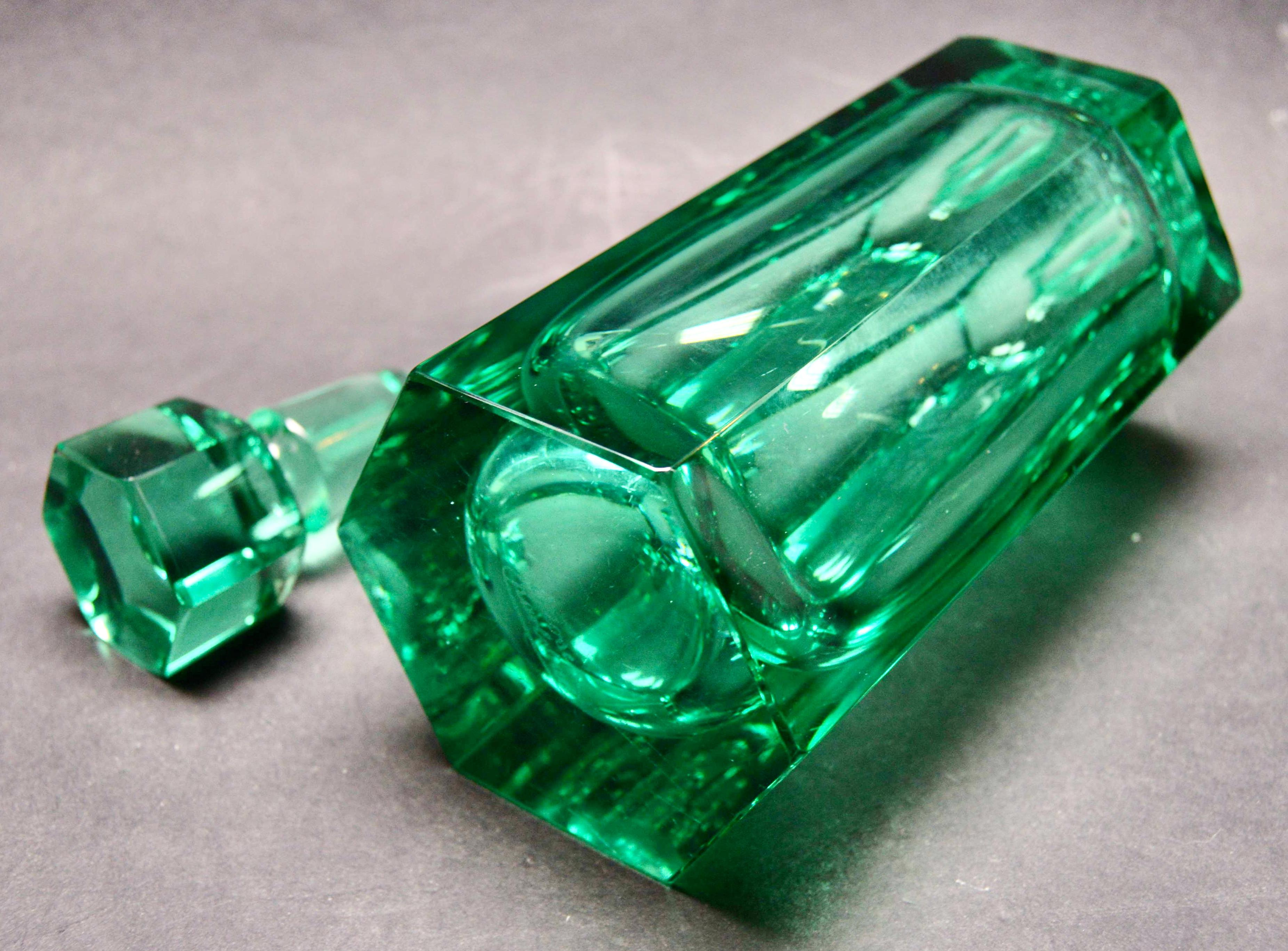 Moser Art Deco Tschechisches Seltenes Grünes Dekanter-Set (Glas)