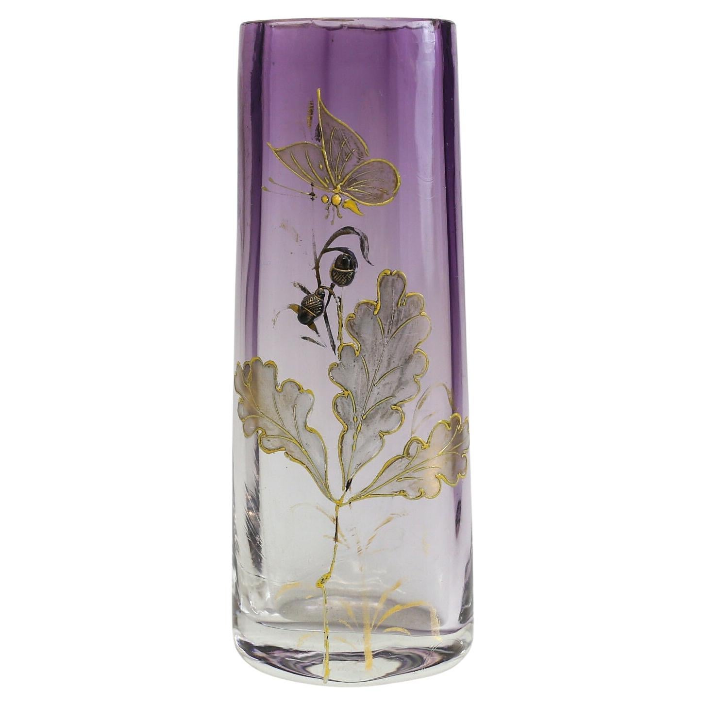 Vase aus Moser-Kunstglas, vergoldet, Amethyst, klar, erhabene Blätter, Schmetterlinge