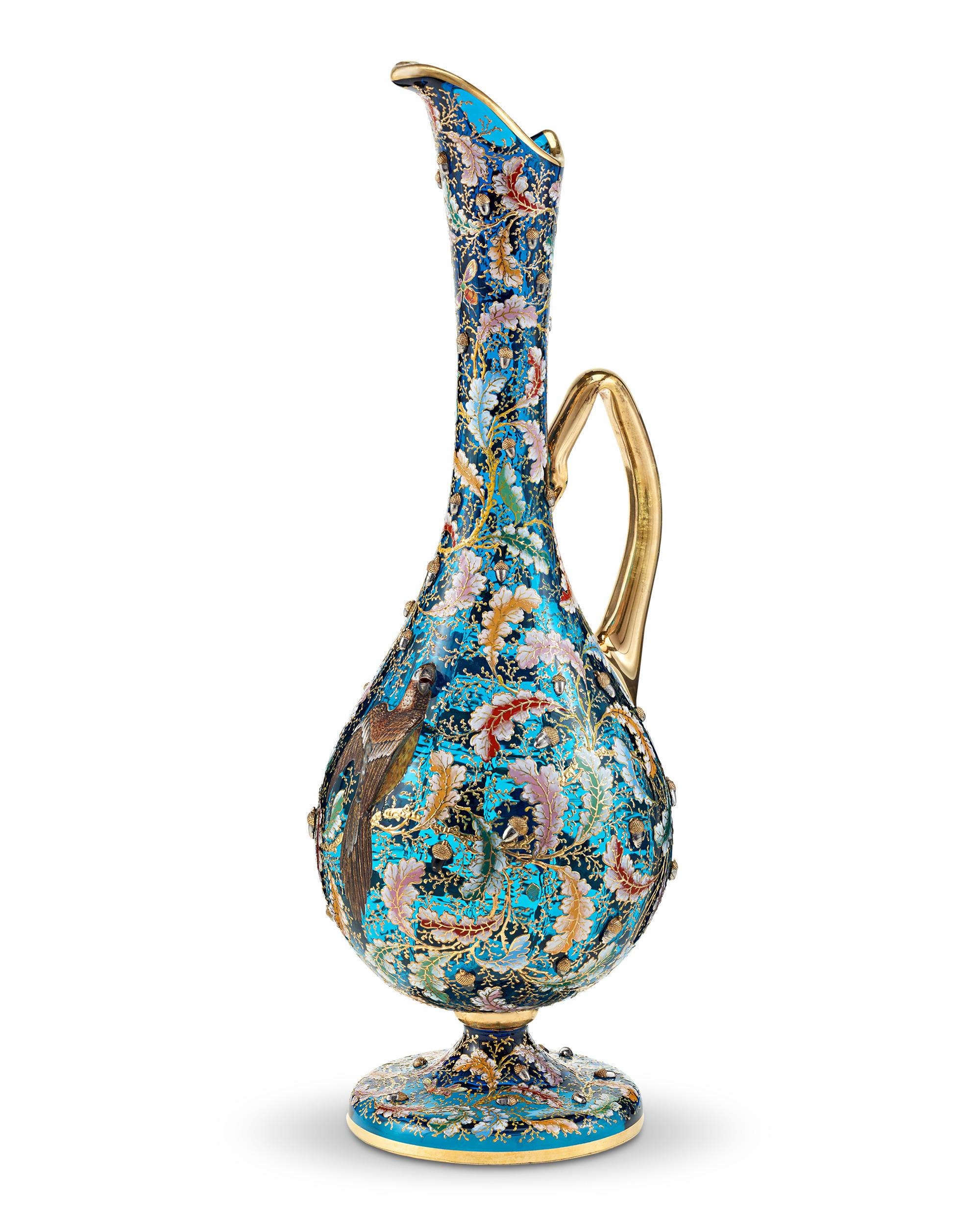 Aguamanil de vidrio y esmalte para loros
Moser
Finales del siglo XIX

Esta impresionante jarra Moser encarna la cumbre del vidrio artístico de Bohemia. Los Ewers se encuentran entre las creaciones más apasionantes de esta firma de renombre mundial,
