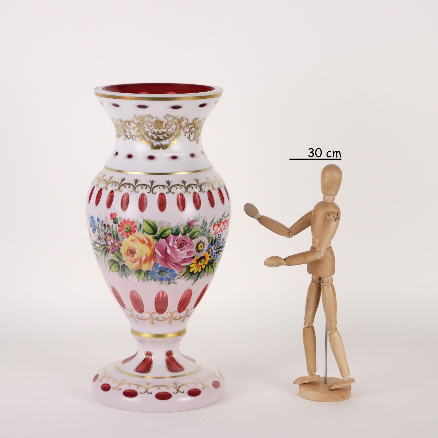 Vase in transparent, red and opal crystal with gold decorations and polychrome plant motifs in the central band.