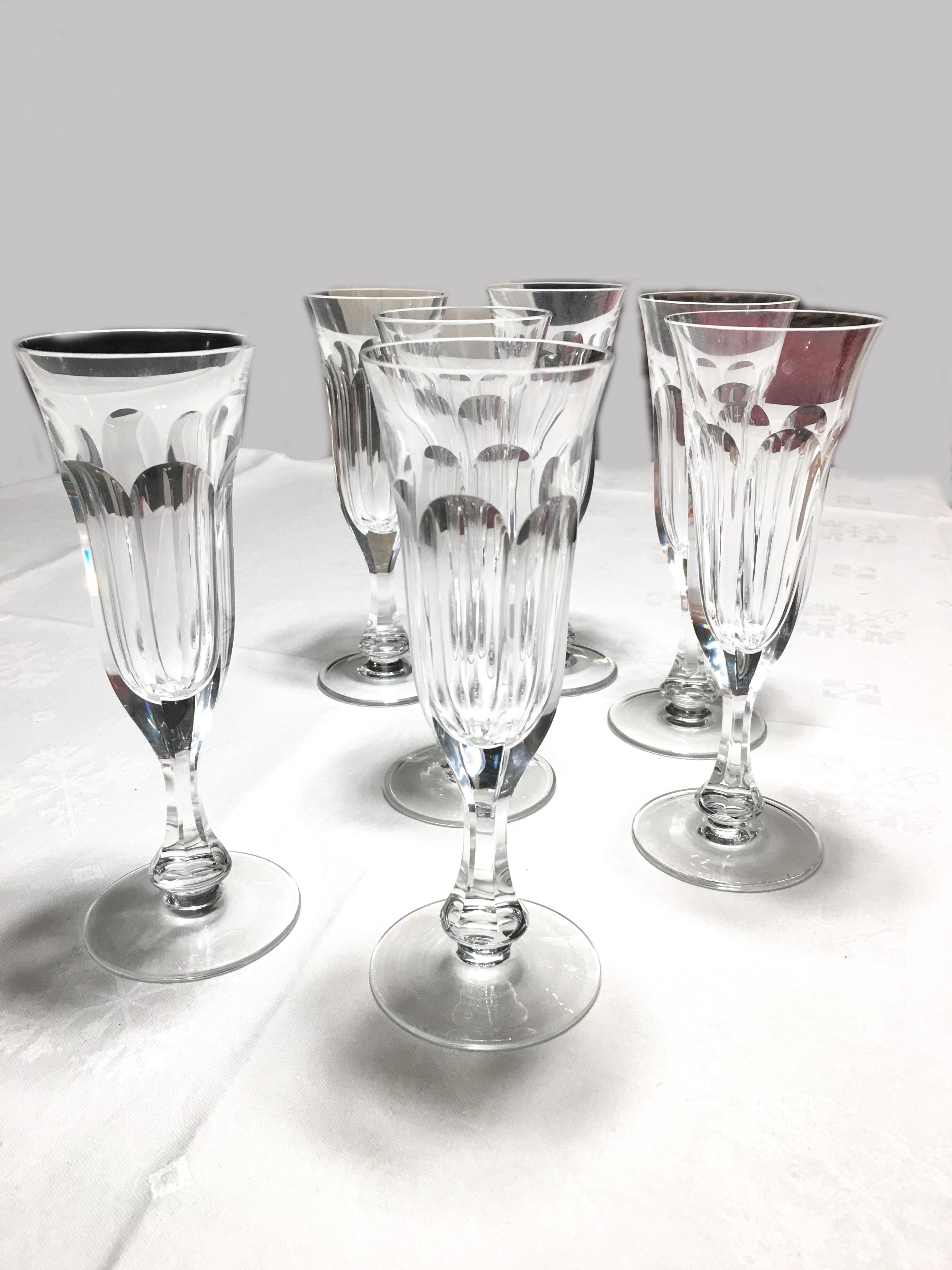 Il s'agit de 8 verres à champagne fabriqués en cristal soufflé à la main par Moser dans la très populaire coupe Lady Hamilton.

Ce motif est un exemple de la coupe 