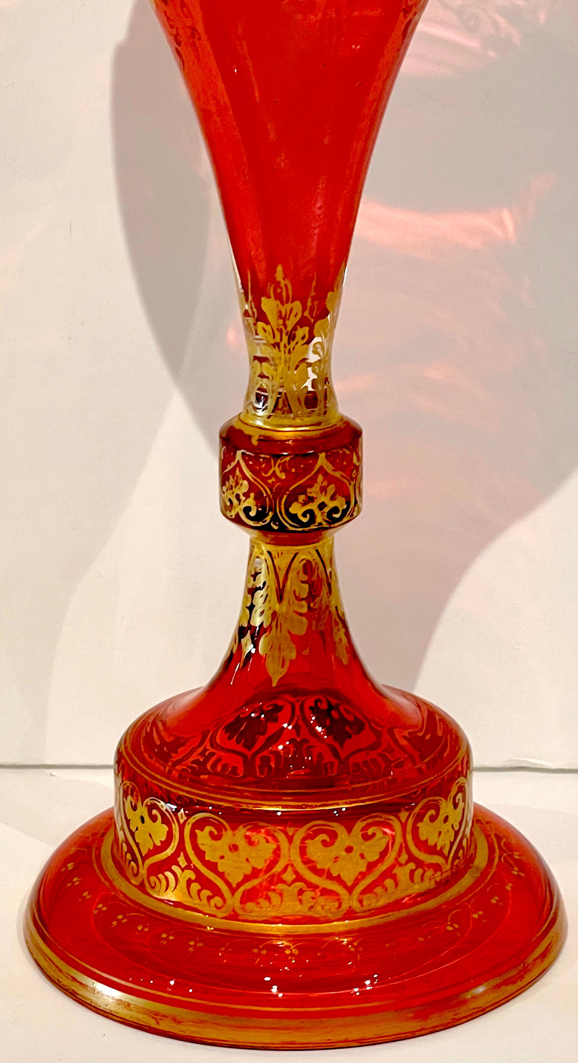 Vase portrait « marionnette et chèvre » de Moser Cranberry, doré et émaillé en vente 8