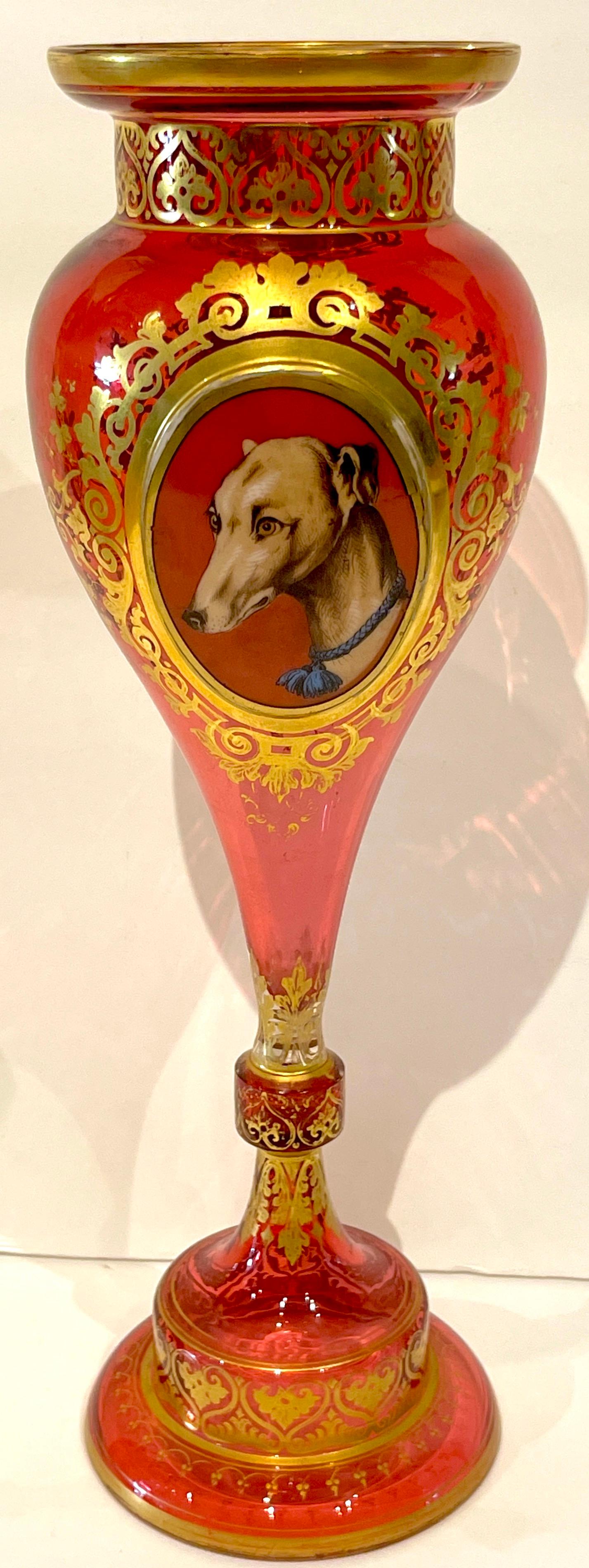 Apogée victorien Vase portrait « marionnette et chèvre » de Moser Cranberry, doré et émaillé en vente