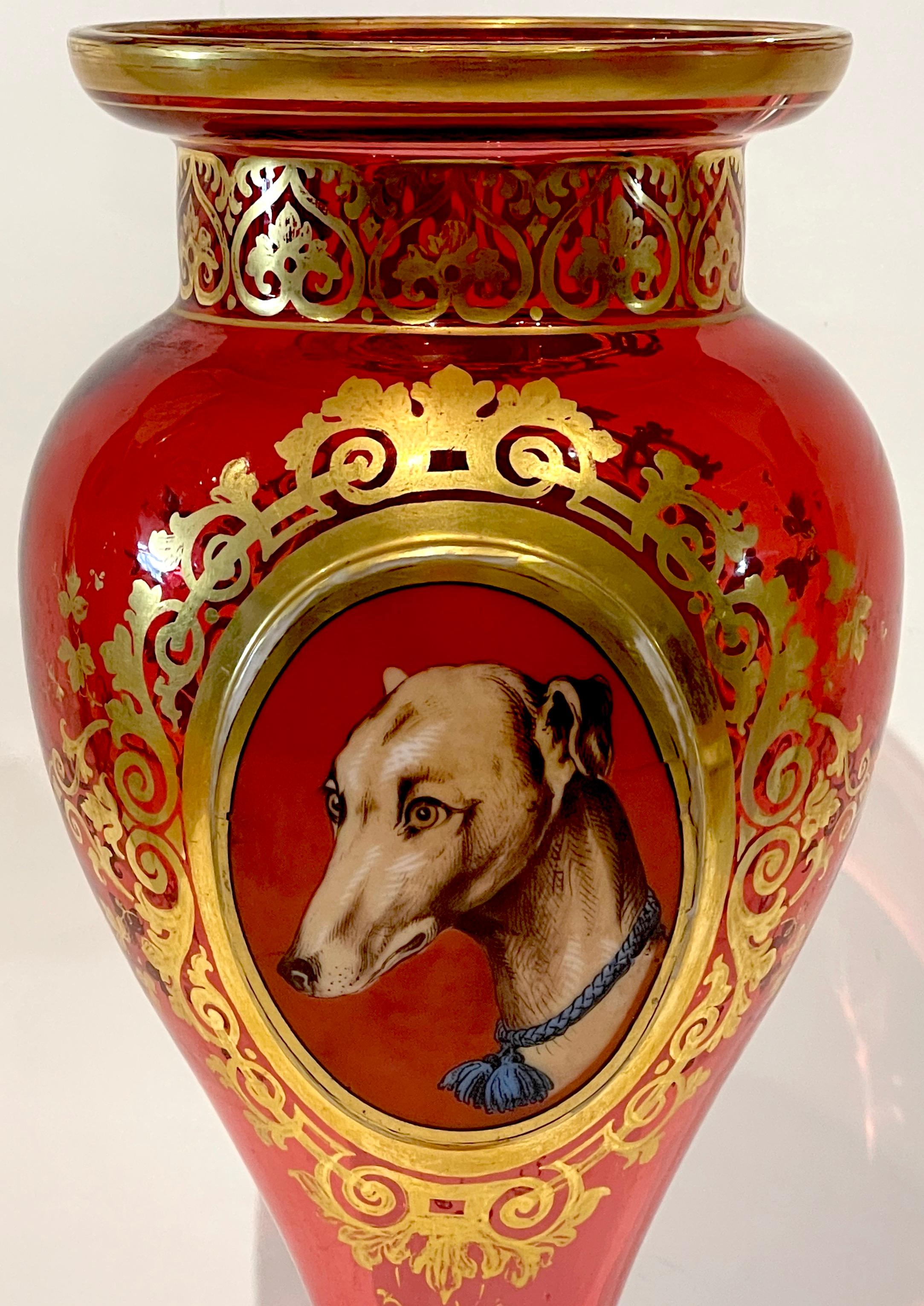 Émaillé Vase portrait « marionnette et chèvre » de Moser Cranberry, doré et émaillé en vente