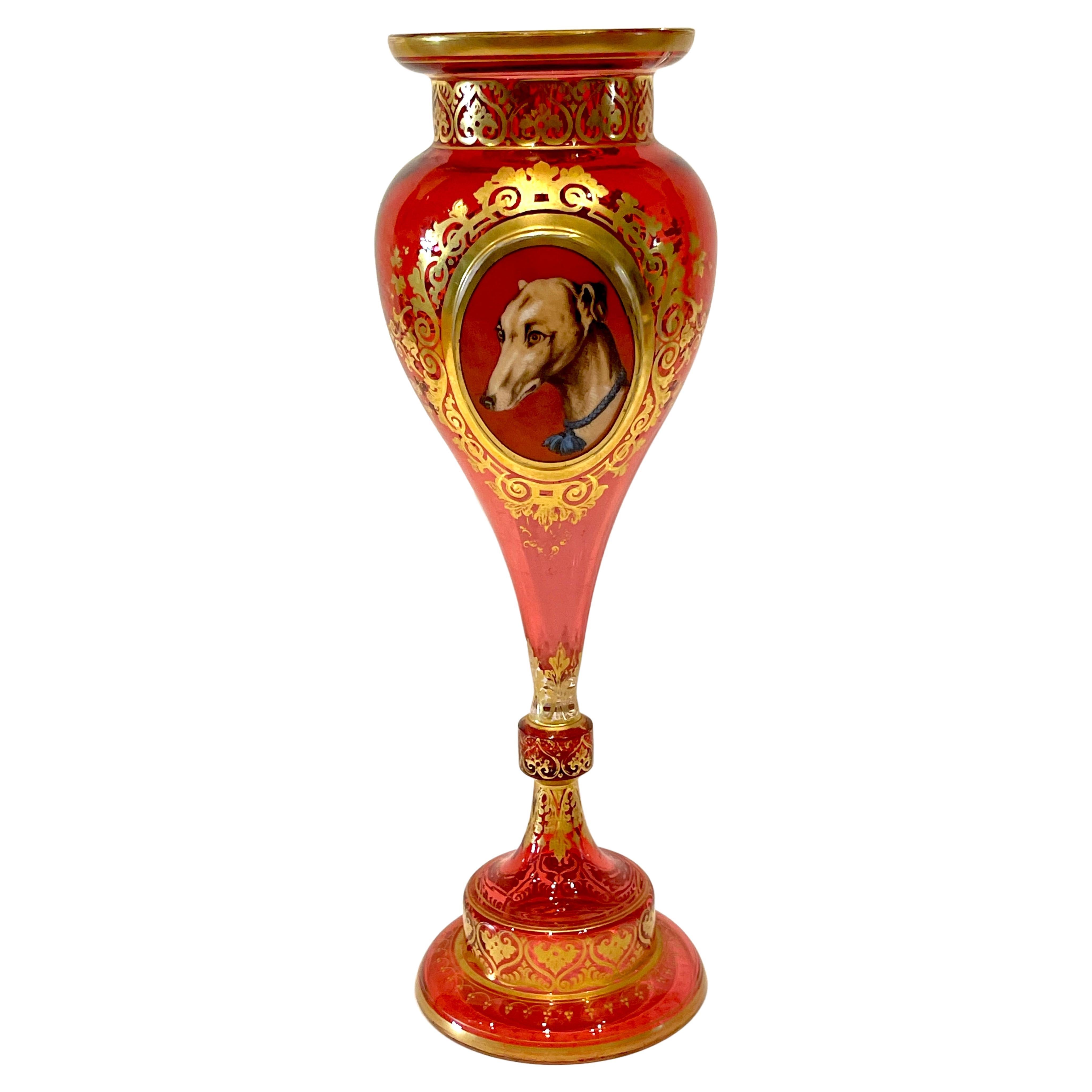 Vase portrait « marionnette et chèvre » de Moser Cranberry, doré et émaillé en vente
