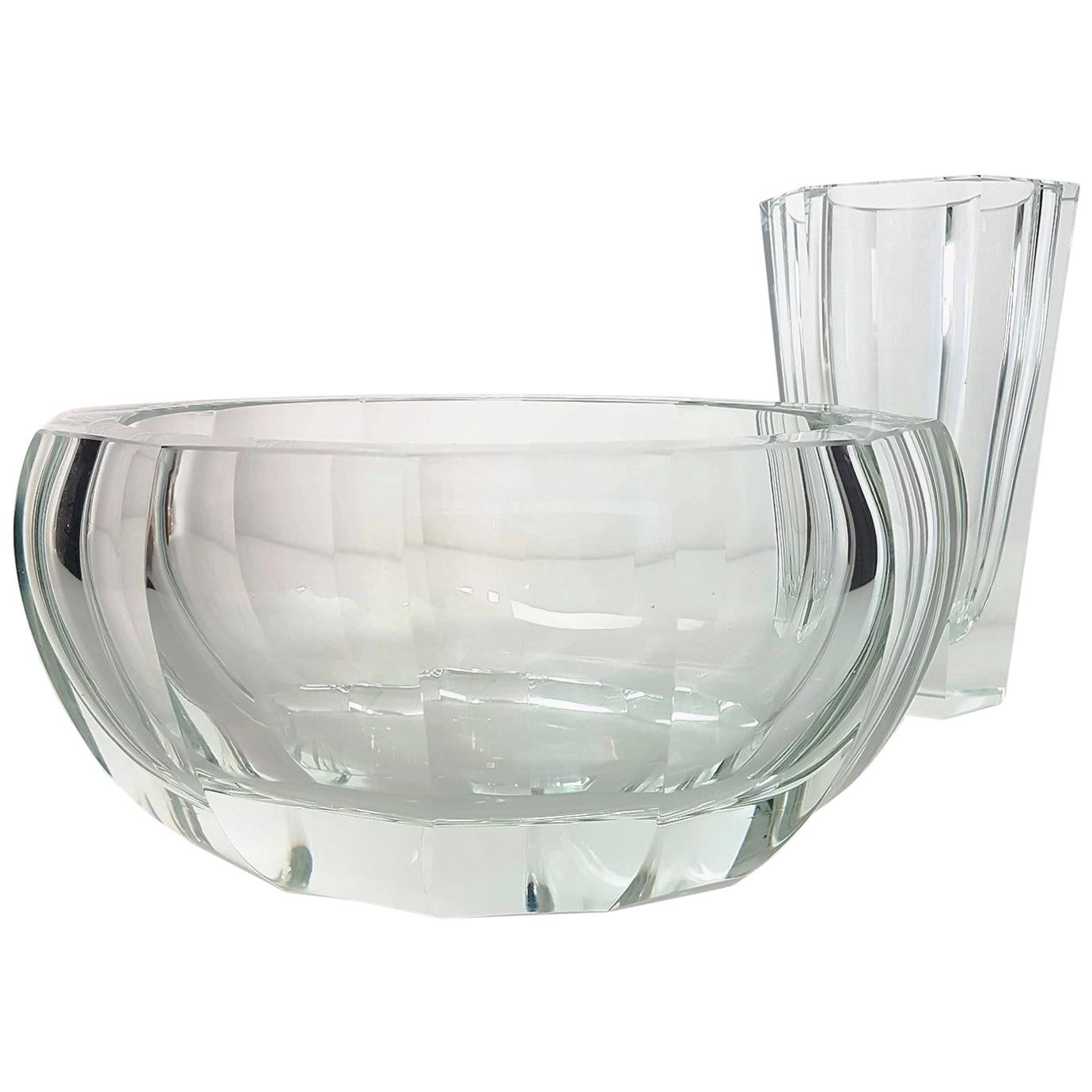 This imposing clear set ‘vase and bowl’ by Leo Moser is panel cut by hand. This unusual shape is balanced and imposing. A Classic shape defined by several bold edges rising up from a prominent base.

Perfect for formal and casual
