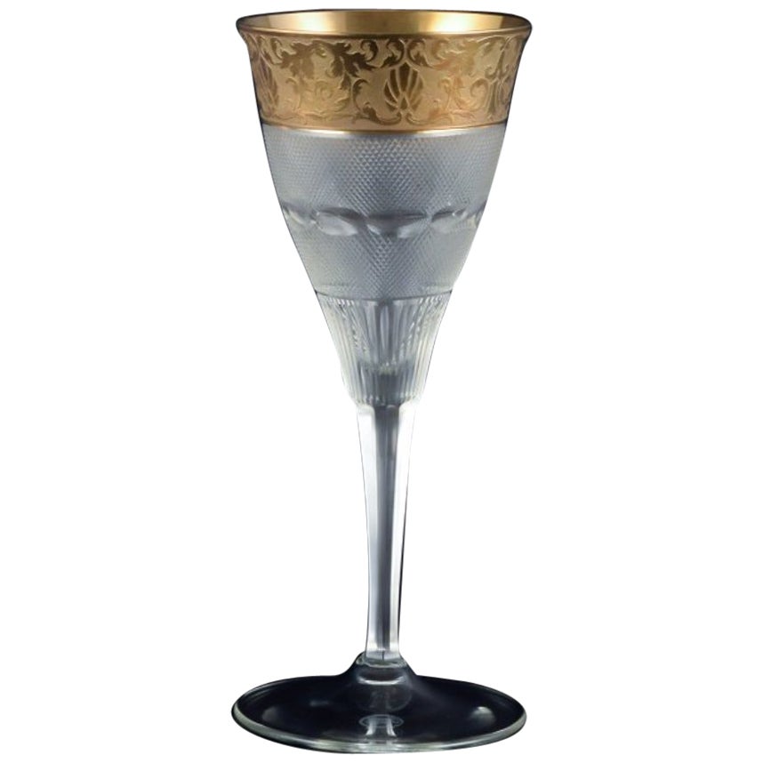 What is the difference between glass and crystal wine glasses?