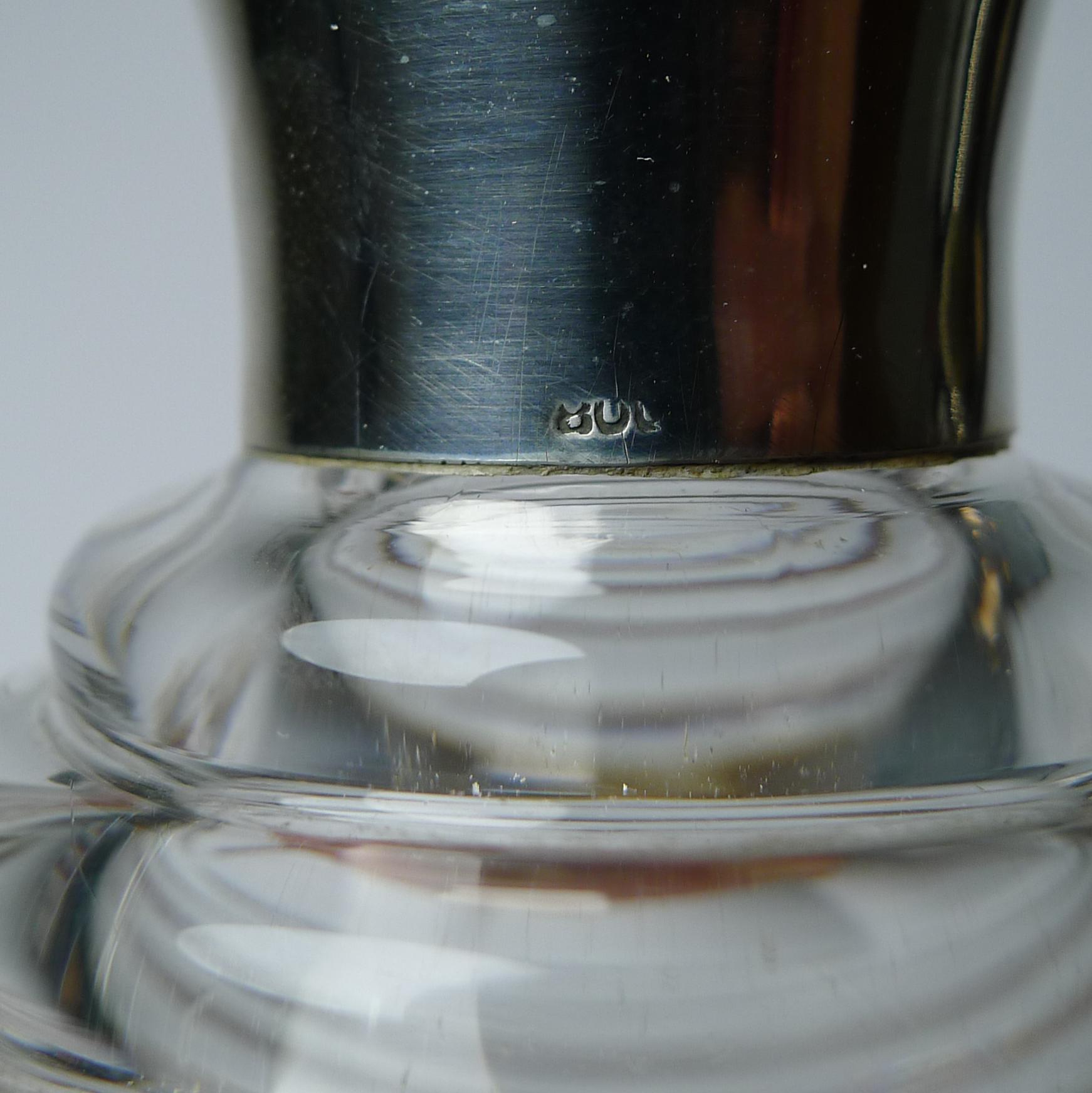 Une étonnante carafe à liqueur Art Déco en verre transparent avec un couvercle en argent massif (argent continental 800) estampillé 800.

Complet avec les six verres à shot originaux. La carafe et l'un des verres conservent les étiquettes de prix