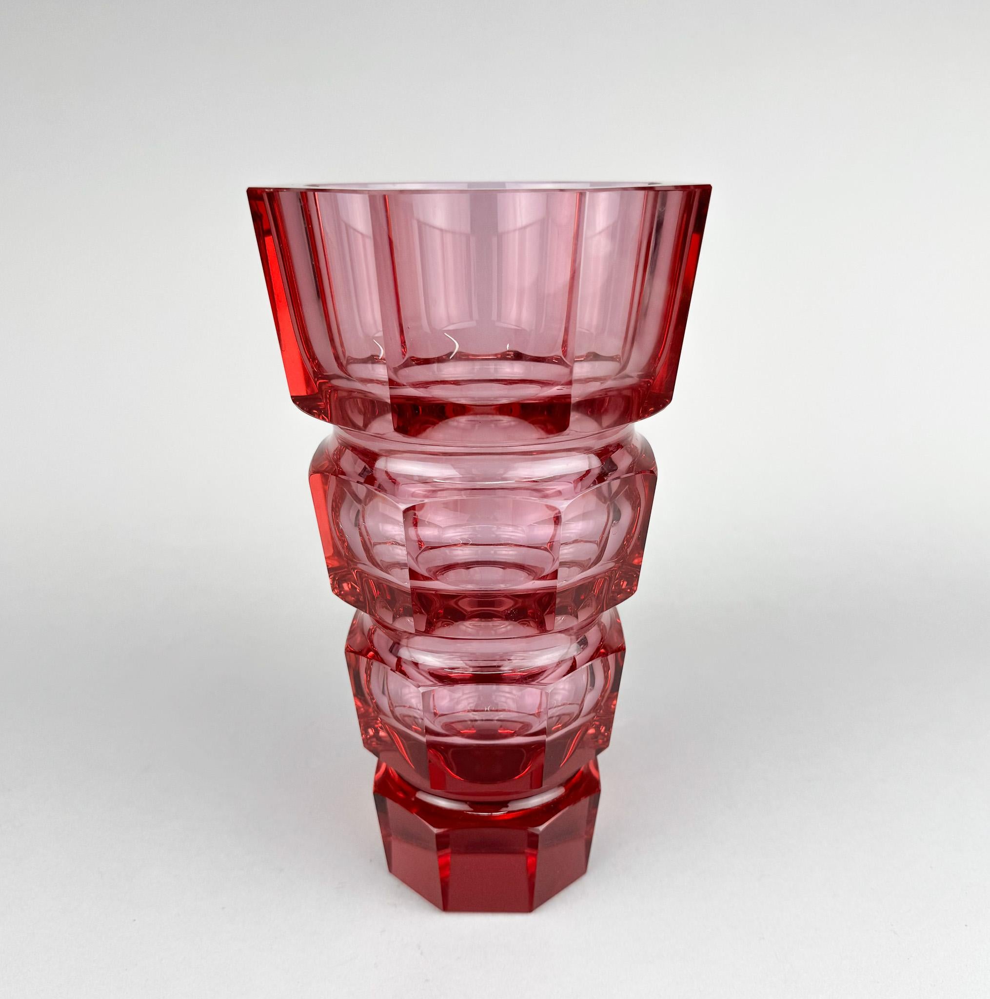 Vase en verre art déco magnifiquement coloré par Josef Hoffmann pour Moser. 
Très bon état vintage.