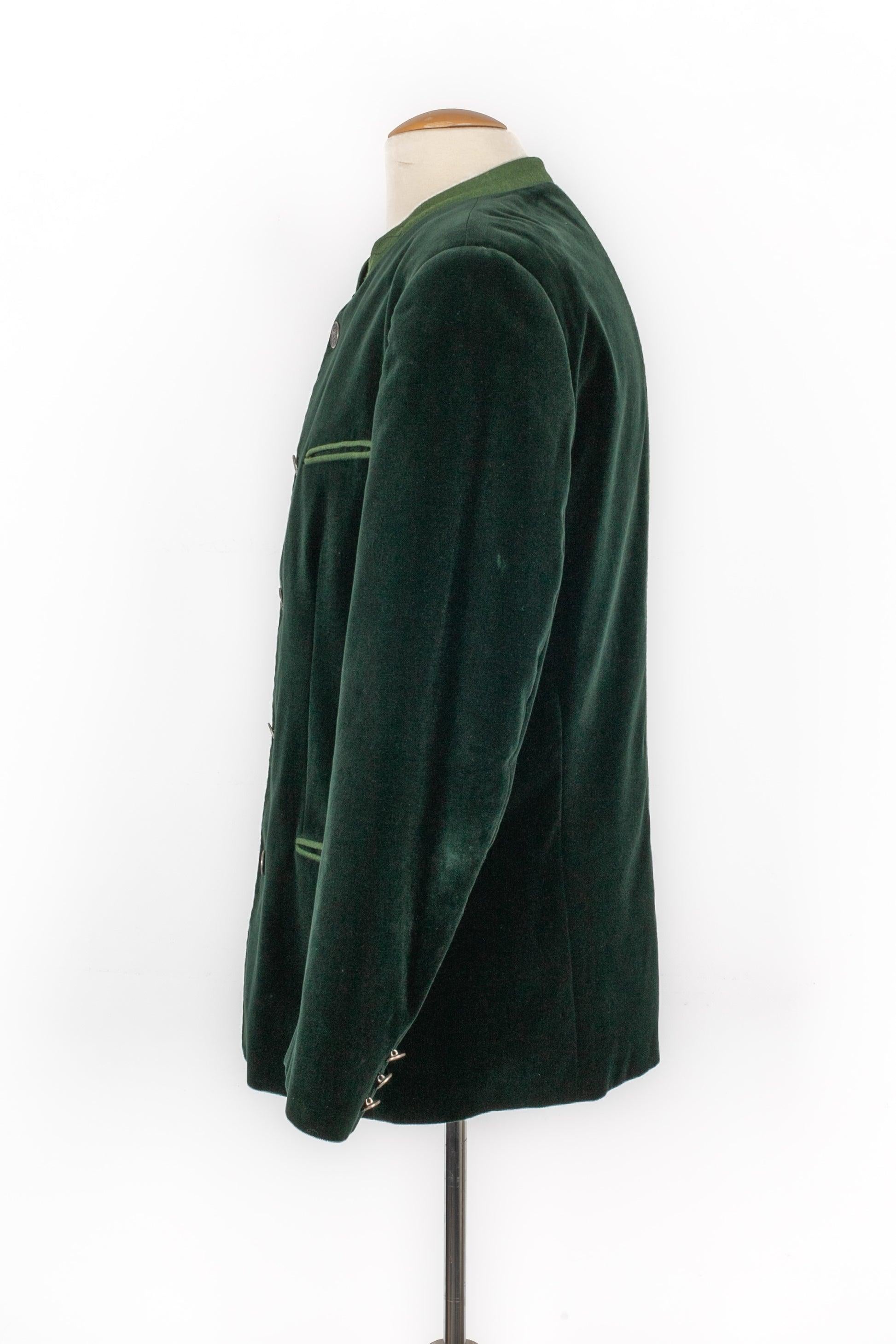 H. Moser - (Made in Europe) Green velvet men jacket. Size 48.

Additional information:
Condition: Very good condition
Dimensions: Shoulder width: 46 cm - Sleeve length: 63 cm - Length: 79 cm

Seller Reference: HFV6