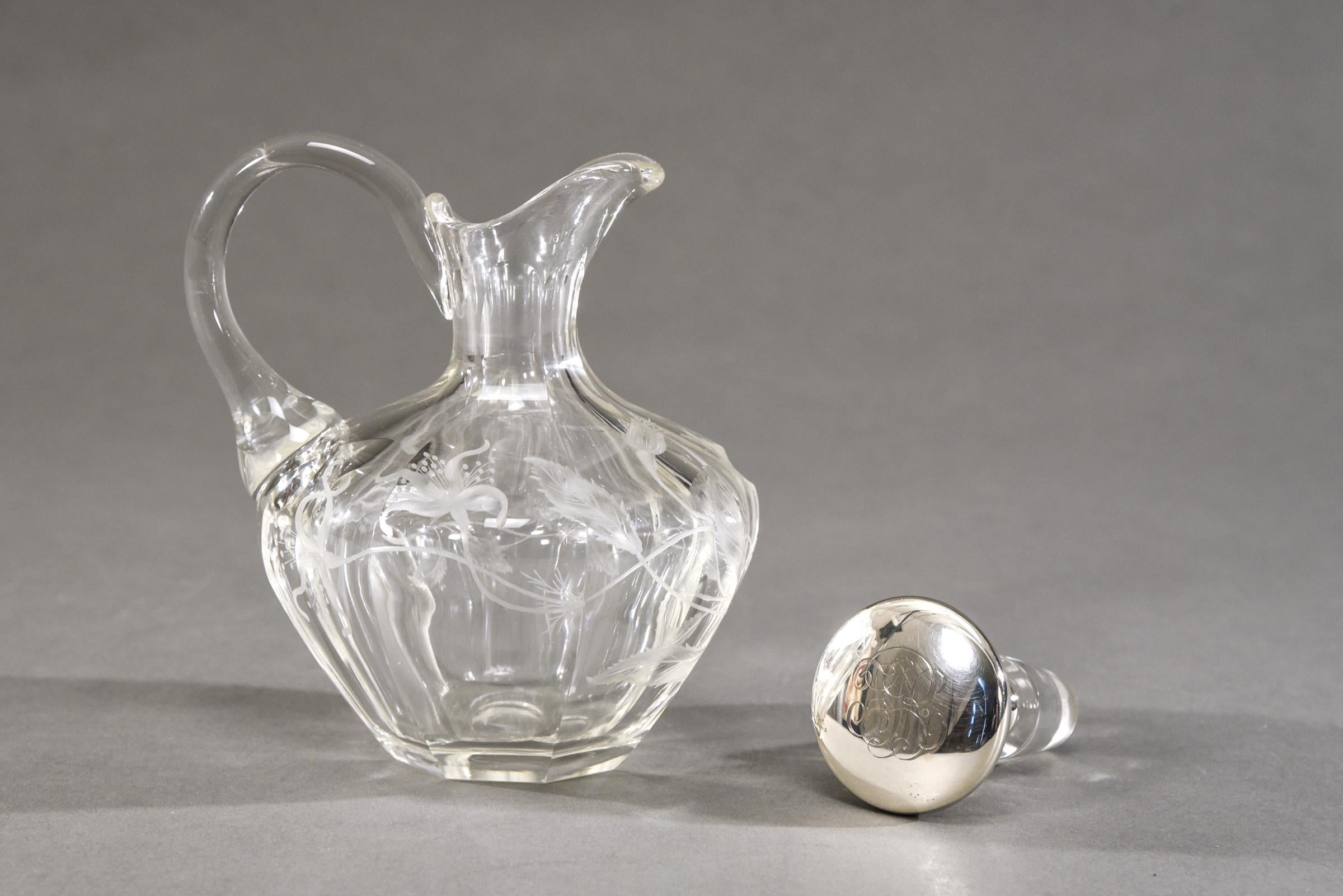 Questo classico decanter in cristallo soffiato a mano con il motivo del papavero intagliato di Moser è un bellissimo esempio del loro design e della loro lavorazione. Questo decanter/bicchiere è caratterizzato da un pannello a 8 lati e da
