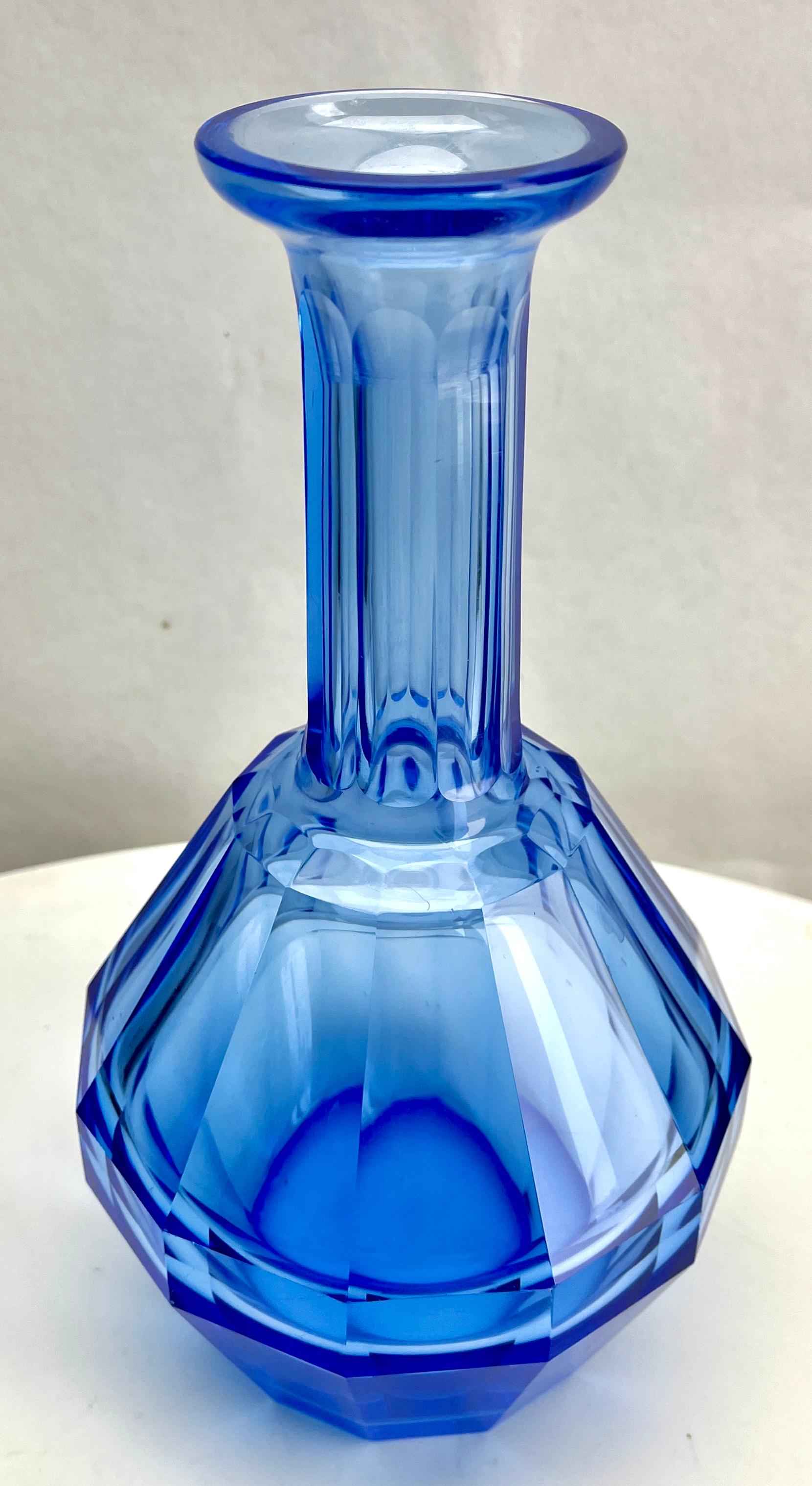 Moser is a Czech company 1857s Large Crystal Faceted Decanter Cobalt blue In Good Condition For Sale In Verviers, BE