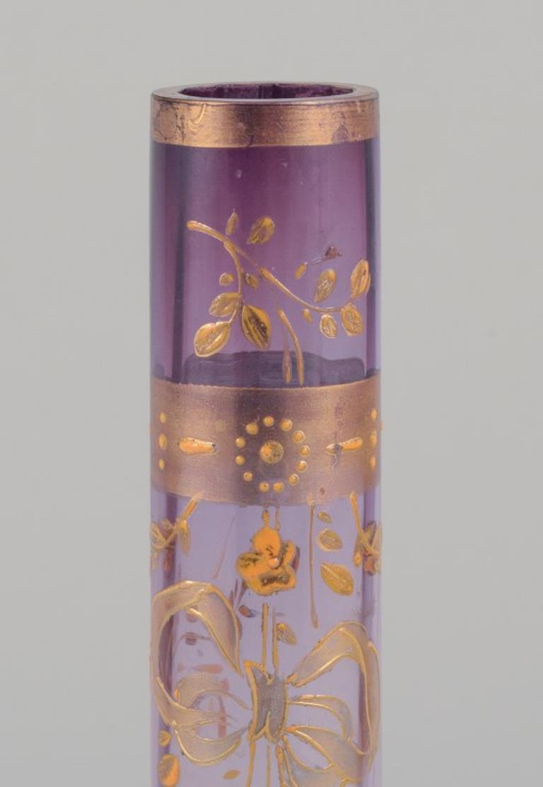 Moser Karlsbad, Bohemia. Vaso in vetro artistico, alto e dal collo stretto.
In vetro viola e trasparente.
Decorato a mano in oro con un motivo floreale.
Approssimativamente negli anni '20.
In perfette condizioni.
Contrassegnato.
Dimensioni: H. H.