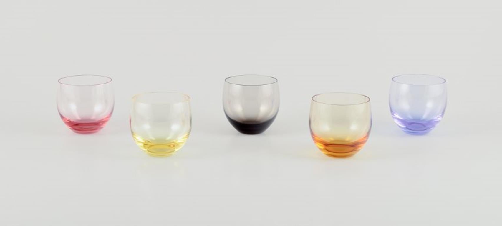 Moser, Karlsbad, République tchèque
Un ensemble de cinq verres à eau colorés dans des teintes différentes.
Verre d'art.
Datant approximativement des années 1940.
Parfait état.
Partiellement marqué.
Dimensions : D 6,5 cm x H 6,5 cm.