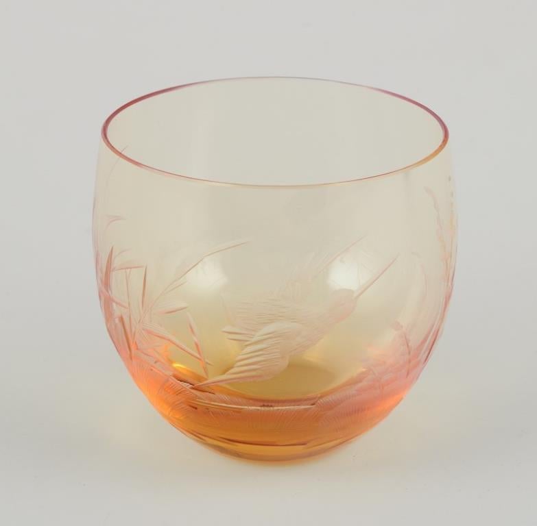 Moser, Karlsbad, République tchèque
Un ensemble de quatre verres à vodka colorés dans des teintes différentes.
Verre d'art, fabriqué à la main avec un motif gravé d'un oiseau dans un paysage.
Datant approximativement des années 1940.
Parfait