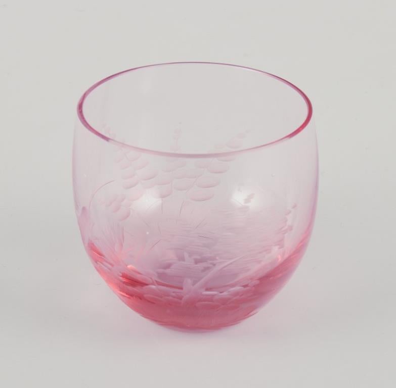 Milieu du XXe siècle Moser, Karlsbad, République tchèque Ensemble de quatre verres à vodka colorés. en vente