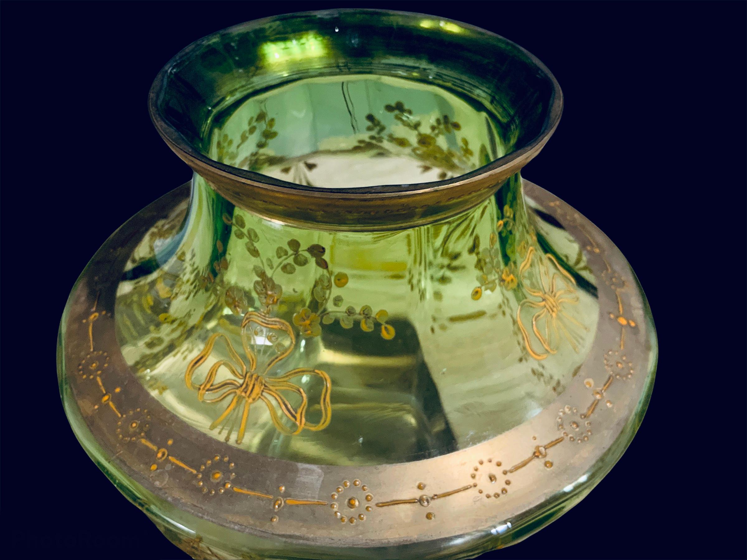 Moser Hellgrüne Tafelaufsatz-Vase aus vergoldetem Glas (Handbemalt) im Angebot