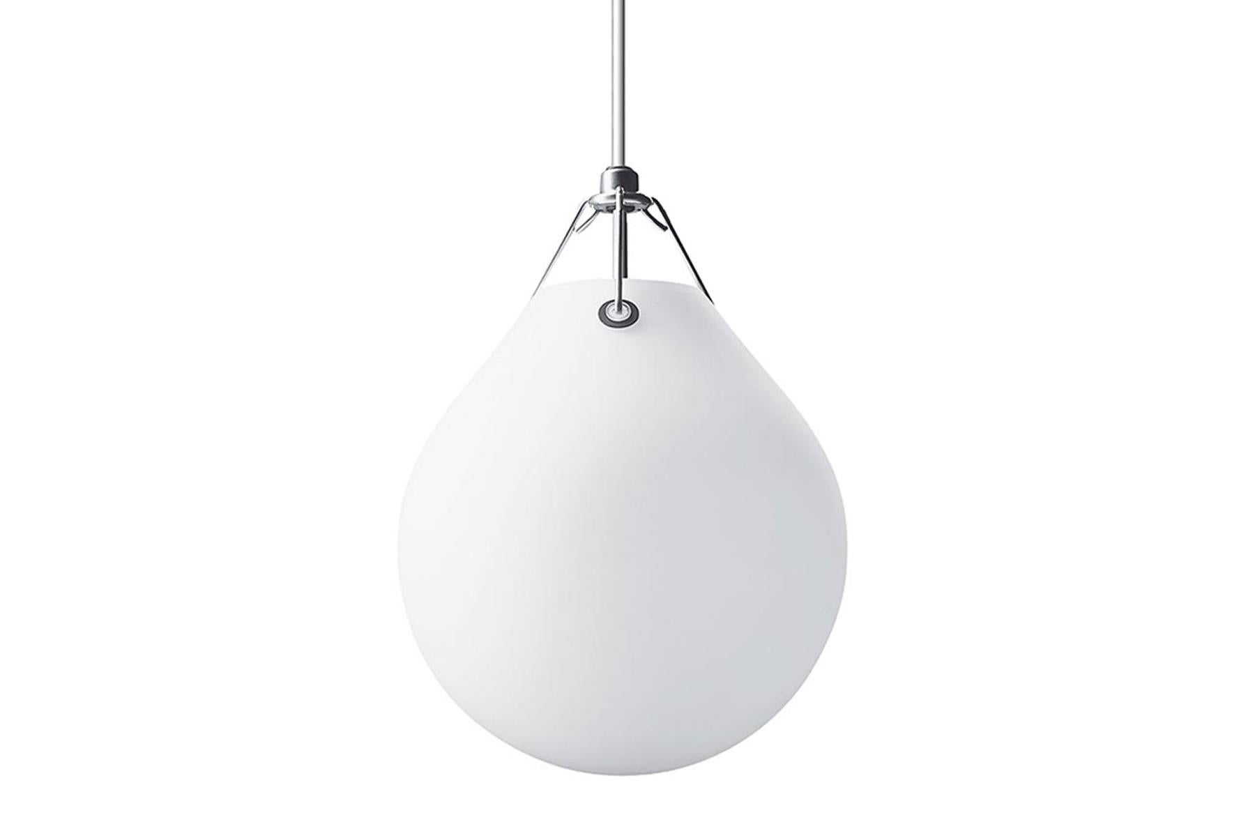 Le pendentif Moser a été conçu par l'artiste céramiste suédoise, Anu Moser, en 2002. Le designer s'est inspiré des différentes formes de la lampe en observant comment le verre fondu se développe lorsqu'on commence à le souffler. La lumière a été