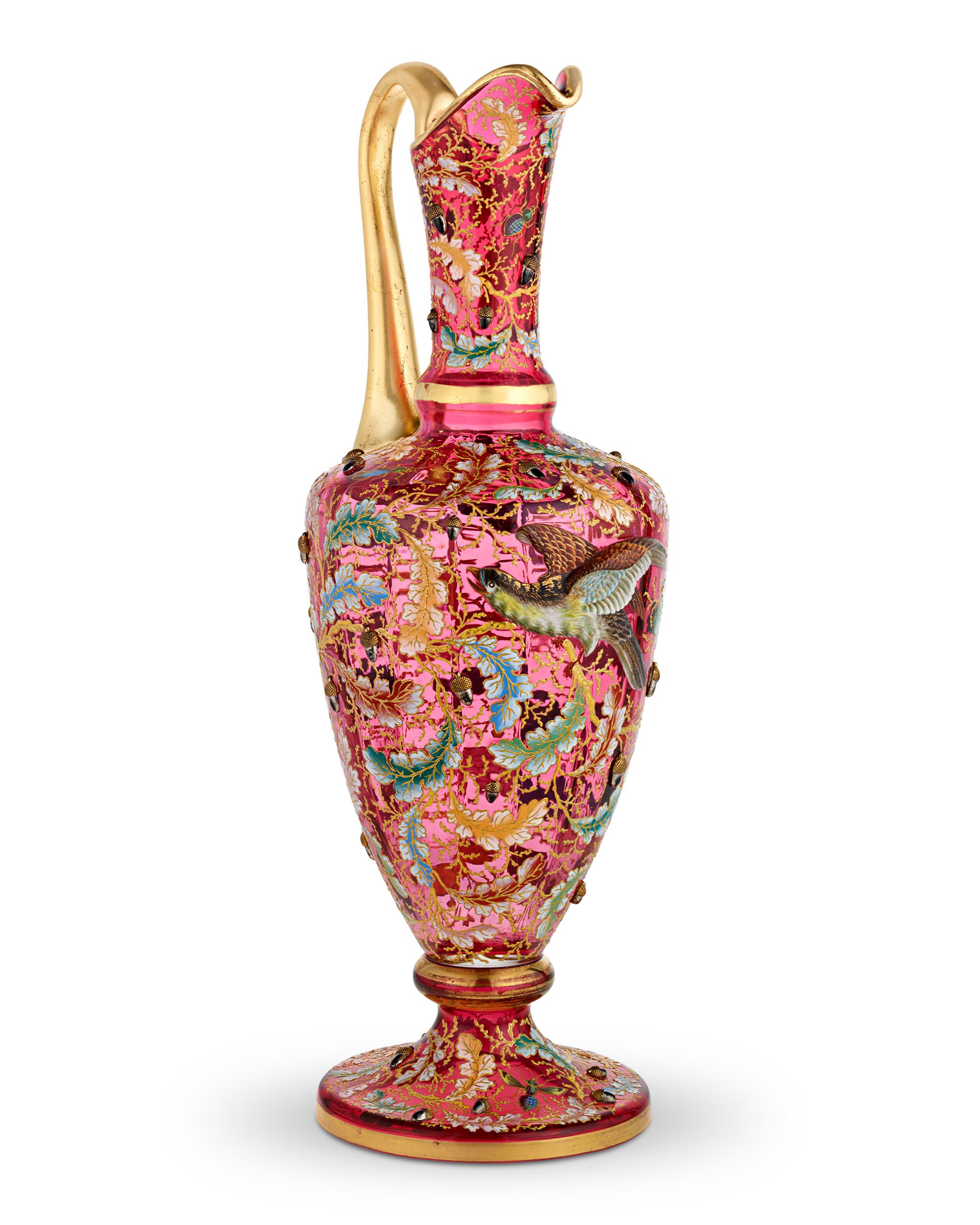 Aguamanil de vidrio y esmalte
Moser
Finales del siglo XIX

Esta extraordinaria jarra Moser ejemplifica la cumbre del vidrio artístico de Bohemia. Entre las creaciones más emocionantes de la empresa, los ewers a menudo servían de lienzos para los