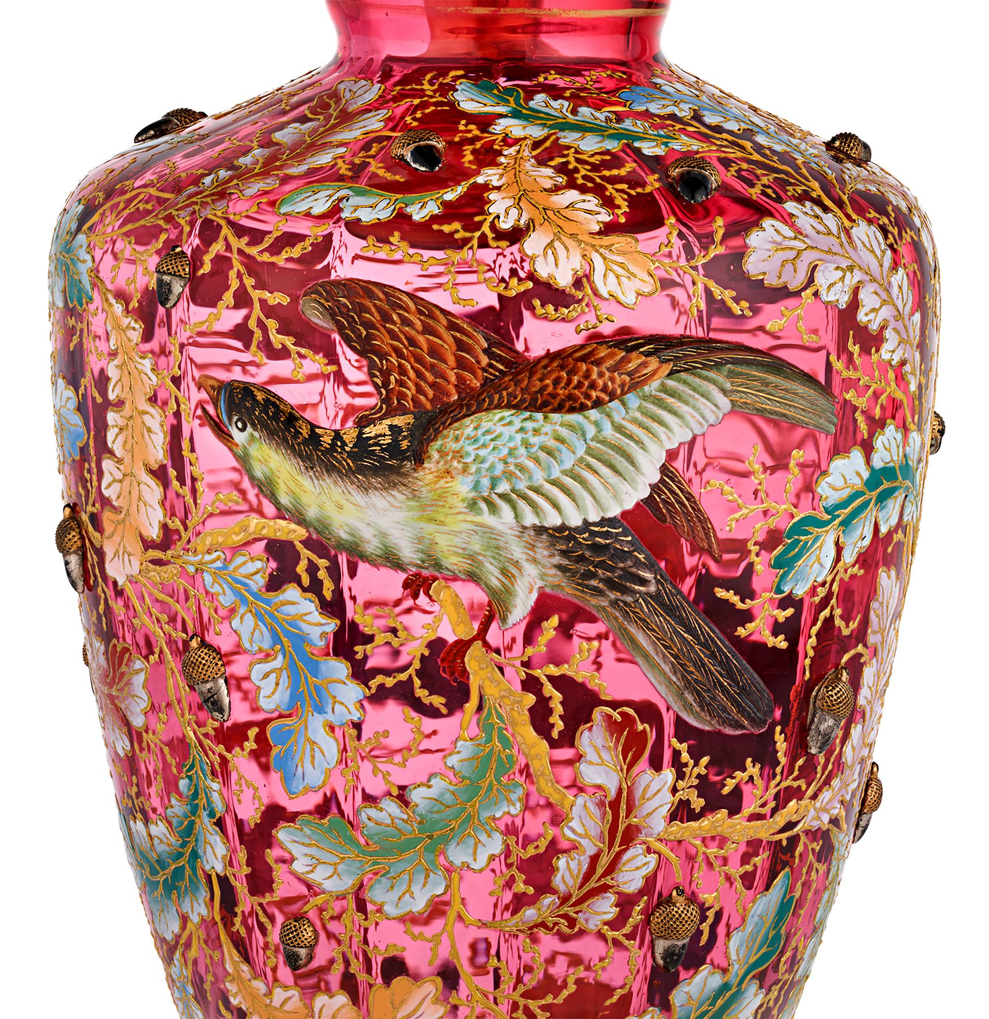 Aguamanil para pájaros Moser de vidrio rubí y esmalte Bohemio en venta