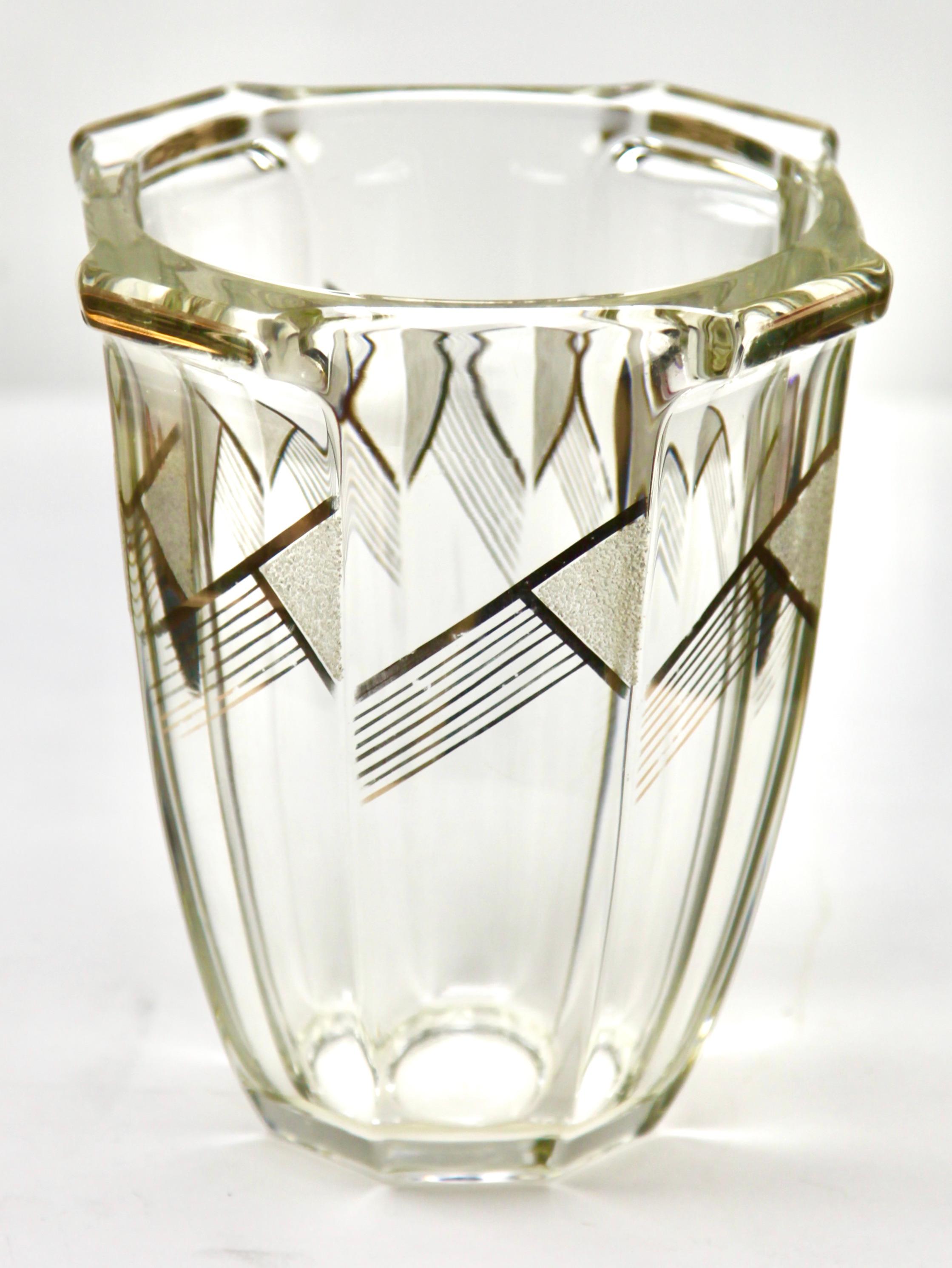 Moser & Söhne Karlsbad Art Deco Vase signiert mit geometrischem goldgemaltem Design/One (Moderne der Mitte des Jahrhunderts) im Angebot